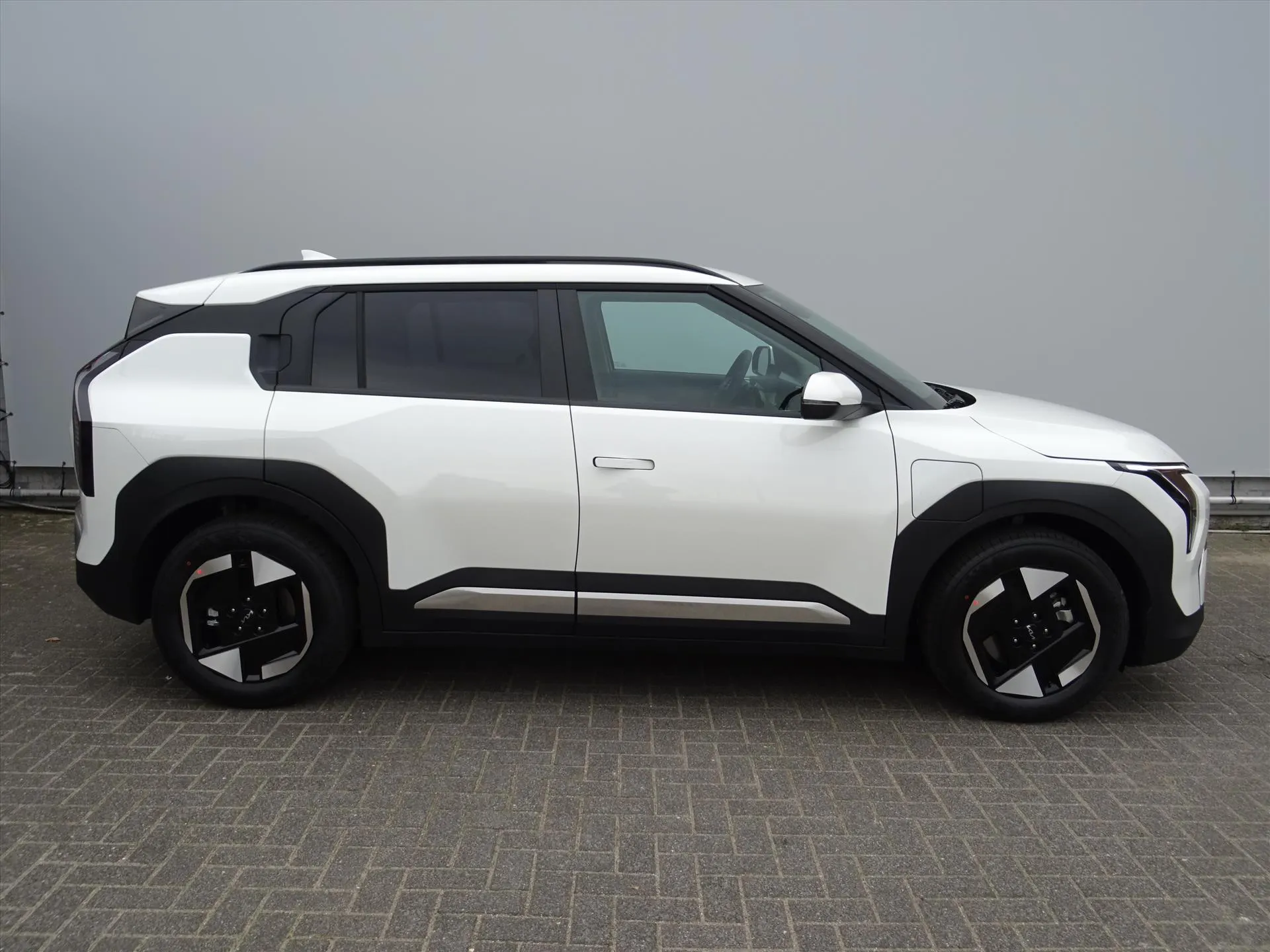 Kia EV3 met kenteken 74314 – dashboard
