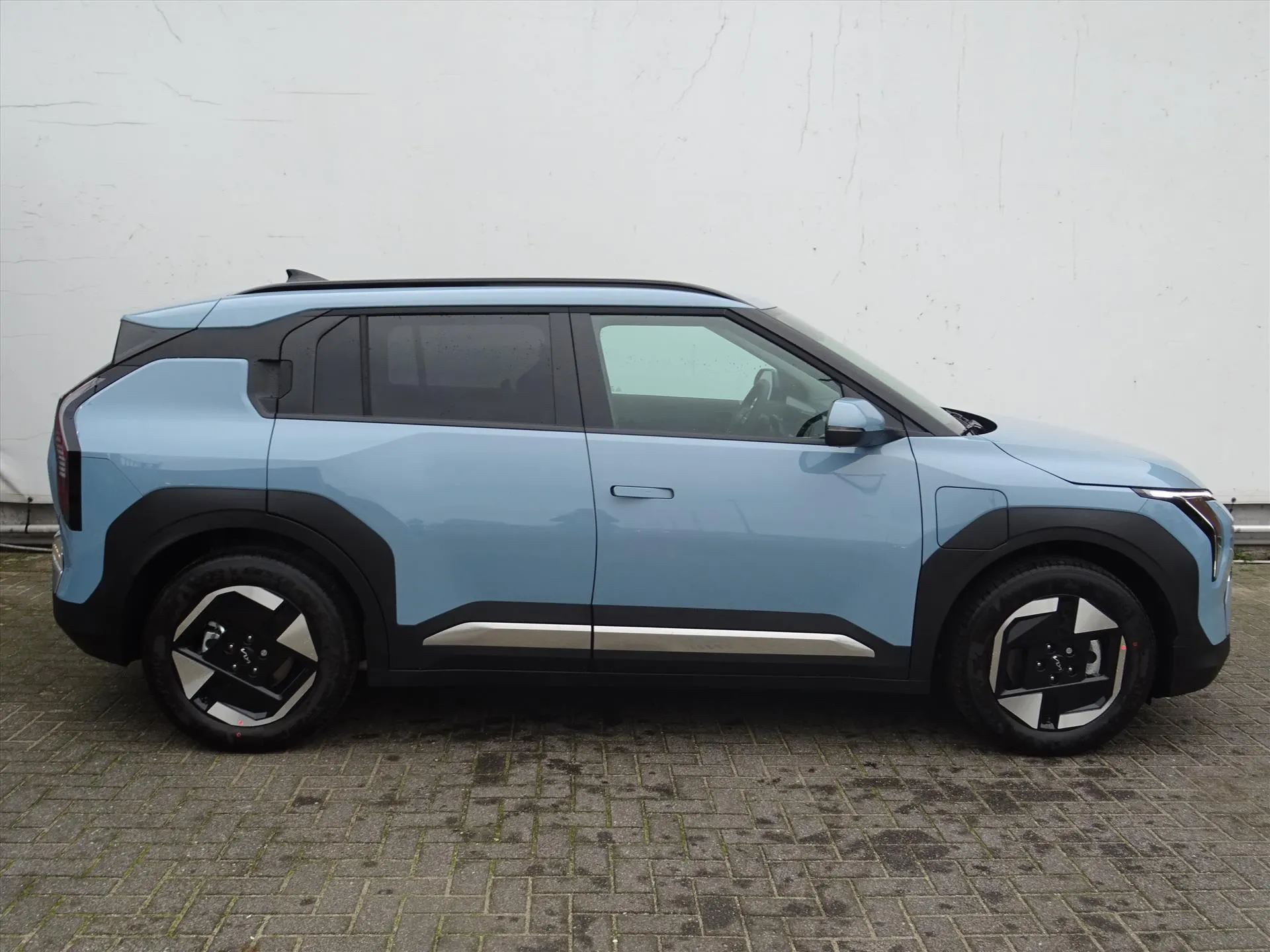 Kia EV3 met kenteken 74318 – dashboard