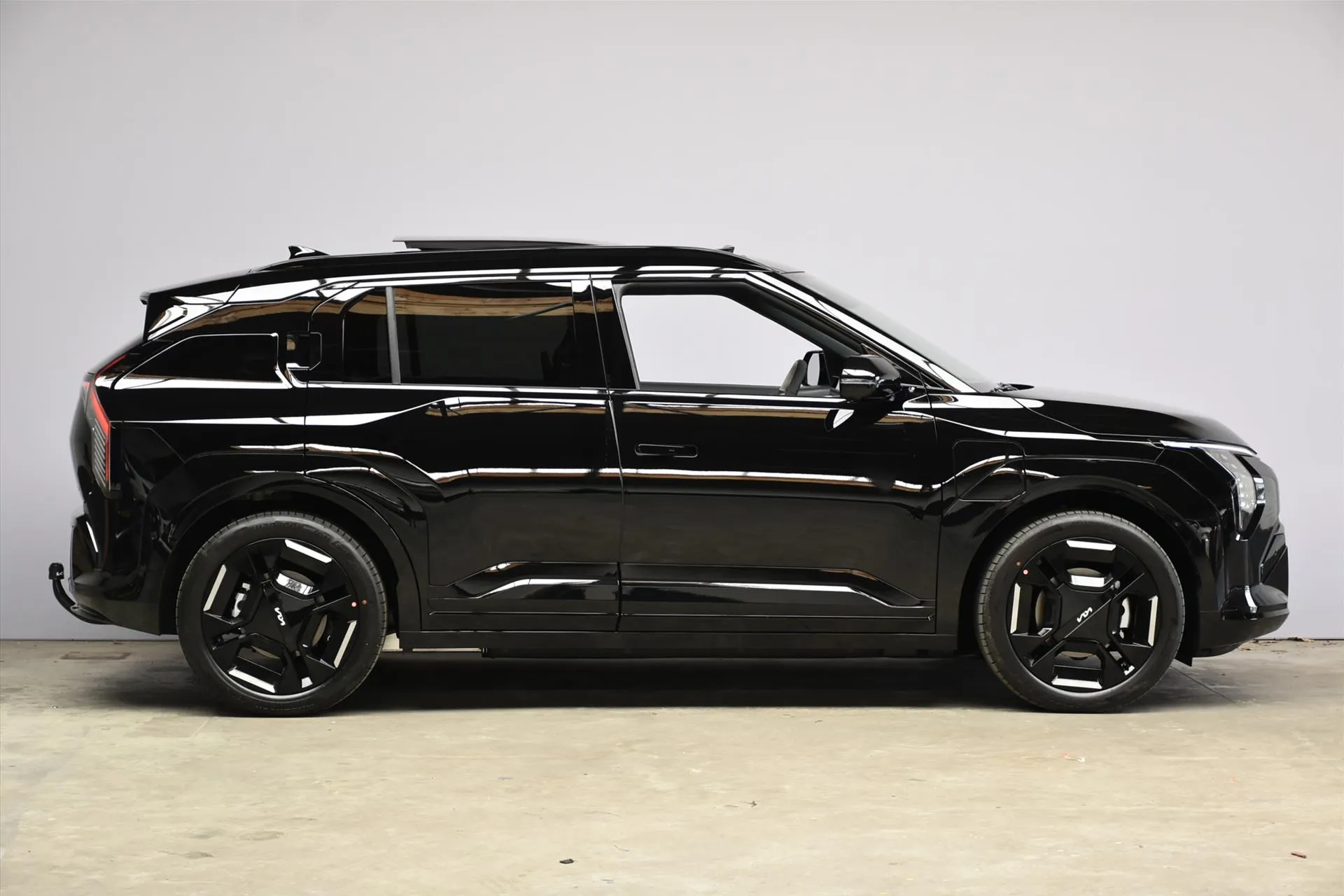 Kia EV3 met kenteken 74320 – dashboard