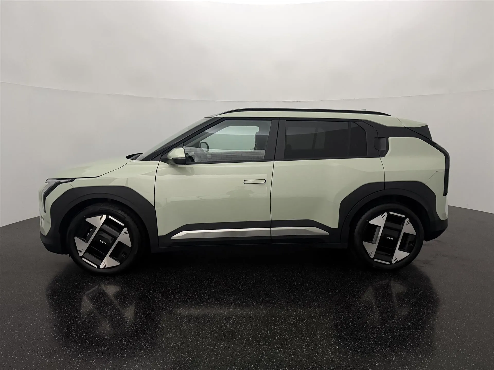 Kia EV3 met kenteken 74651 – achteraanzicht