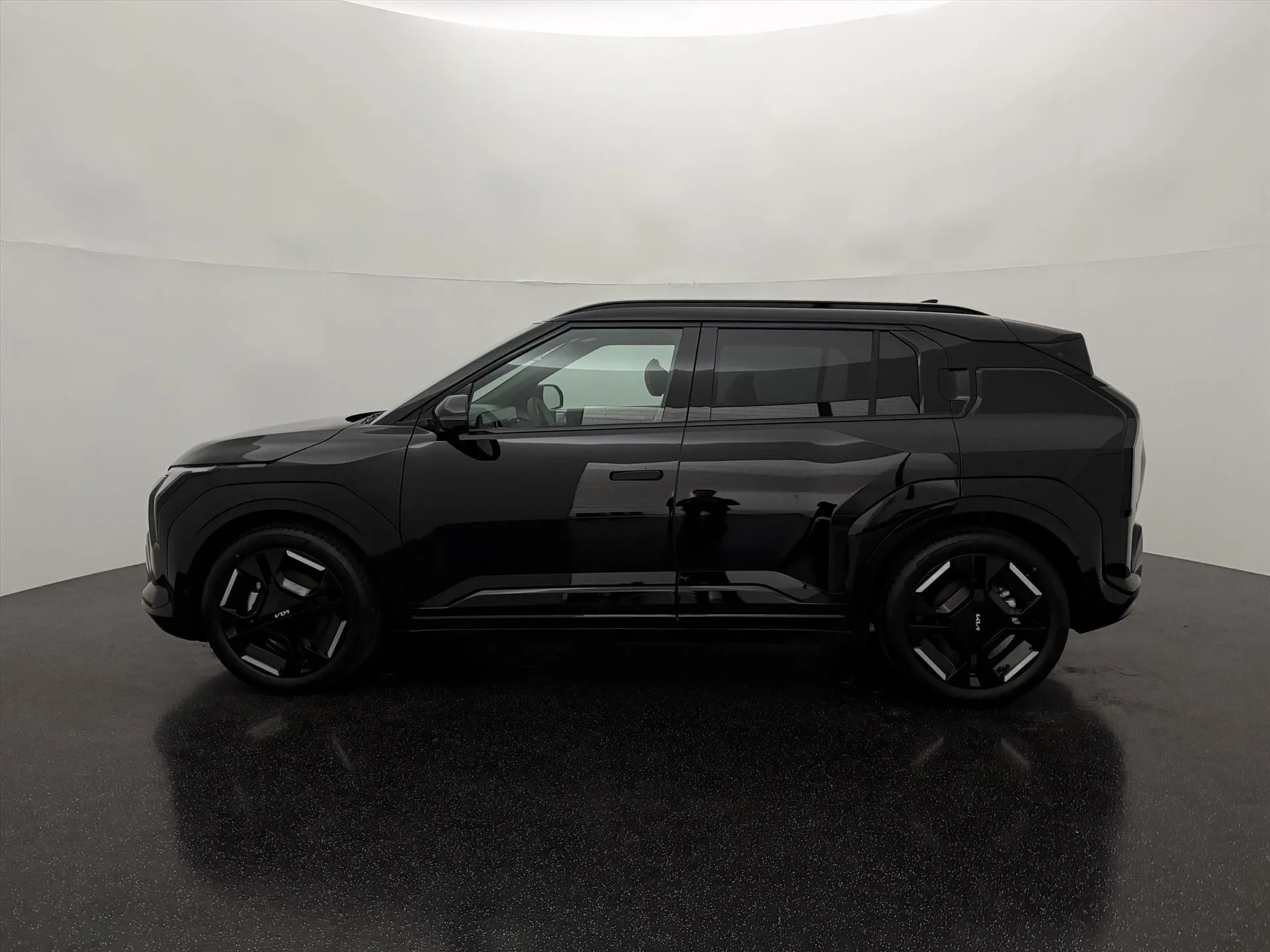 Kia EV3 met kenteken 74652 – achteraanzicht