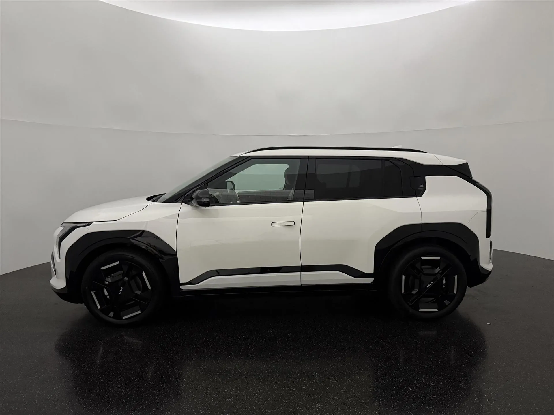 Kia EV3 met kenteken 75050 – achteraanzicht
