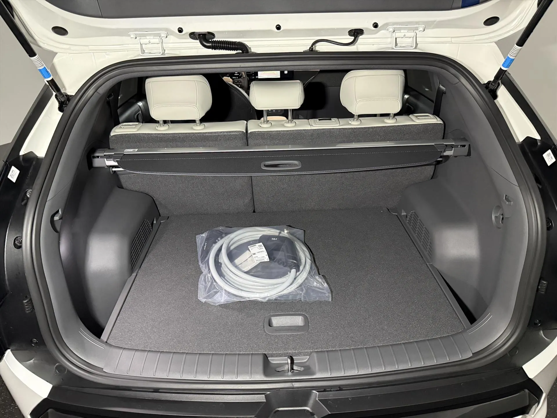 Kia EV3 met kenteken 75050 – detailfoto