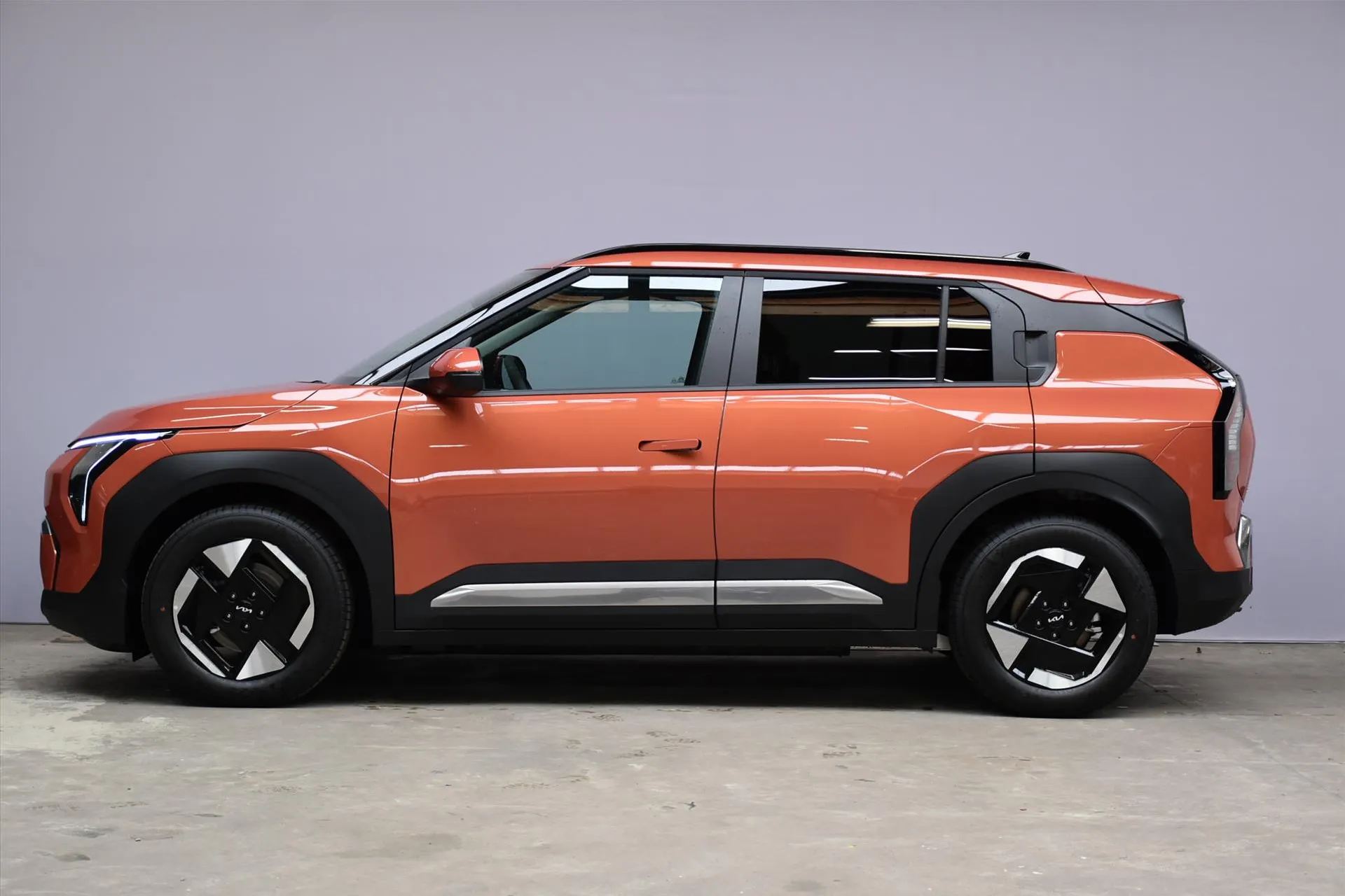 Kia EV3 met kenteken 75447 – achteraanzicht