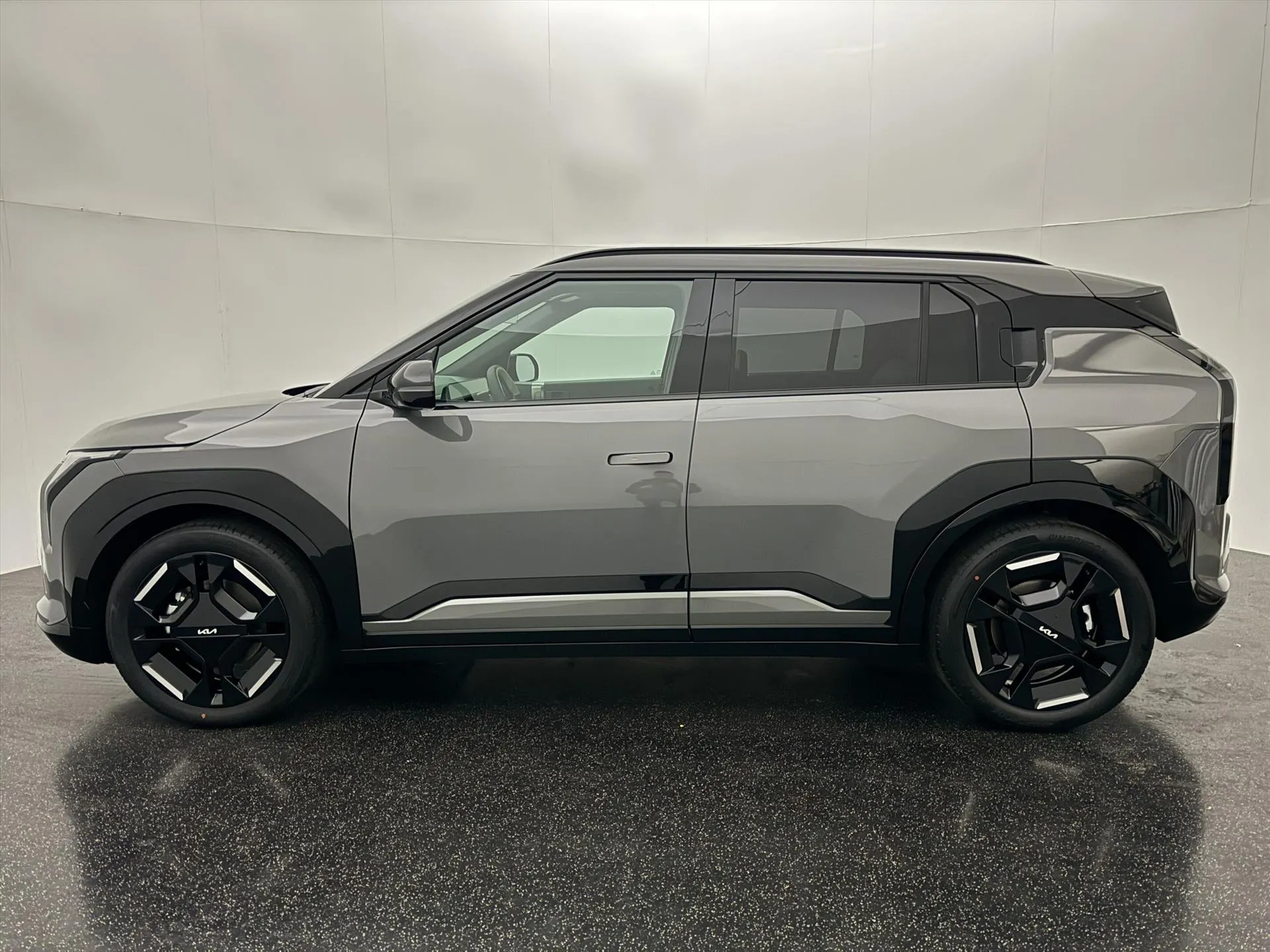 Kia EV3 met kenteken 75645 – achteraanzicht