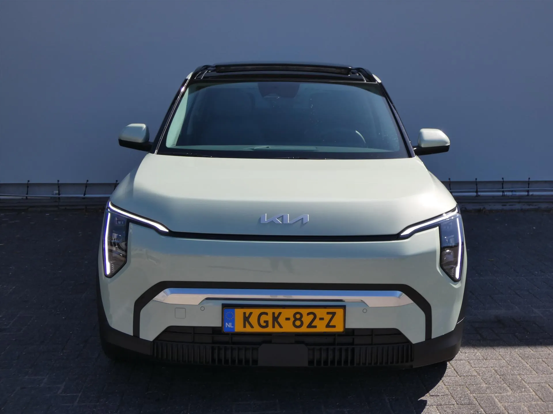 Kia EV3 met kenteken KGK-82-Z – achteraanzicht