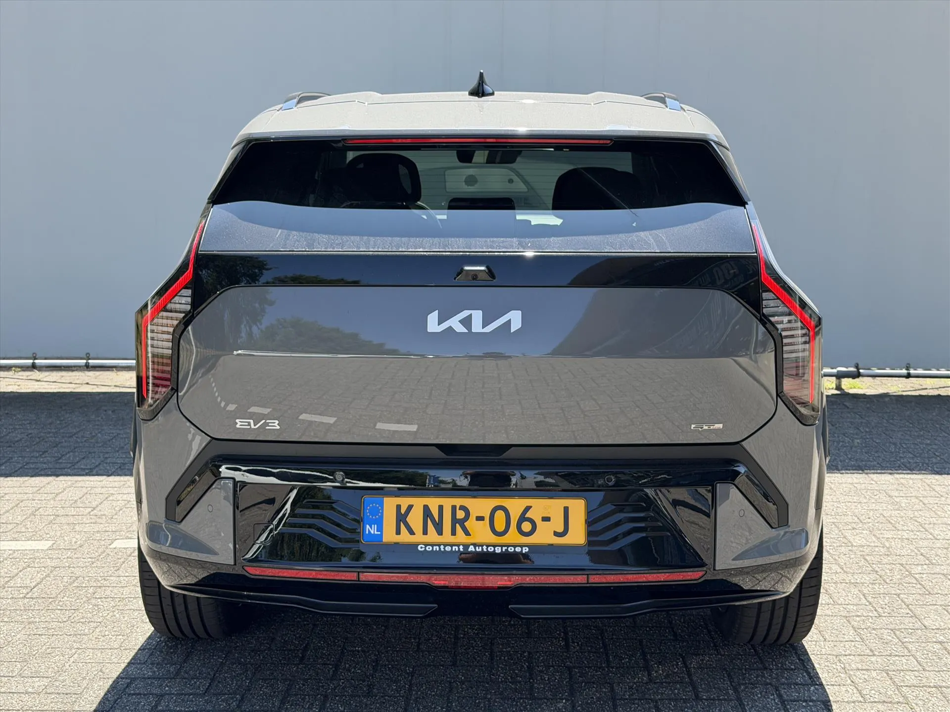 Kia EV3 met kenteken KNR-06-J – dashboard