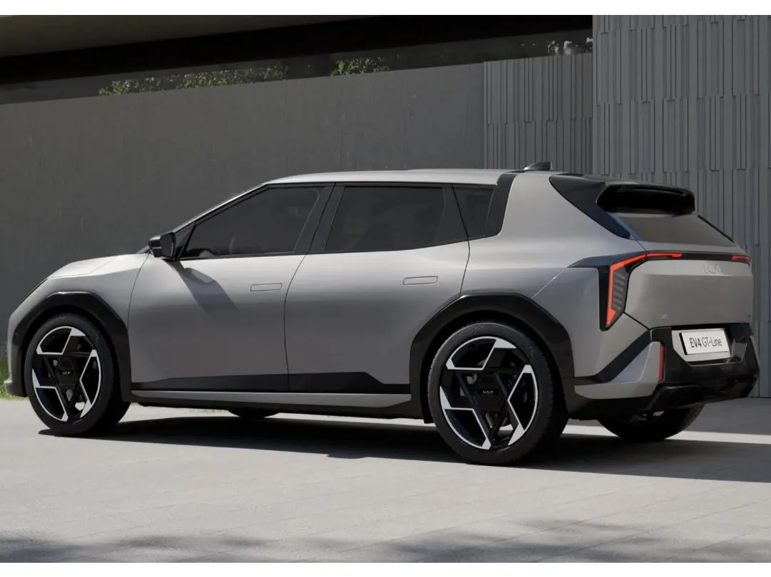 Kia EV4 met kenteken 71671 – achteraanzicht