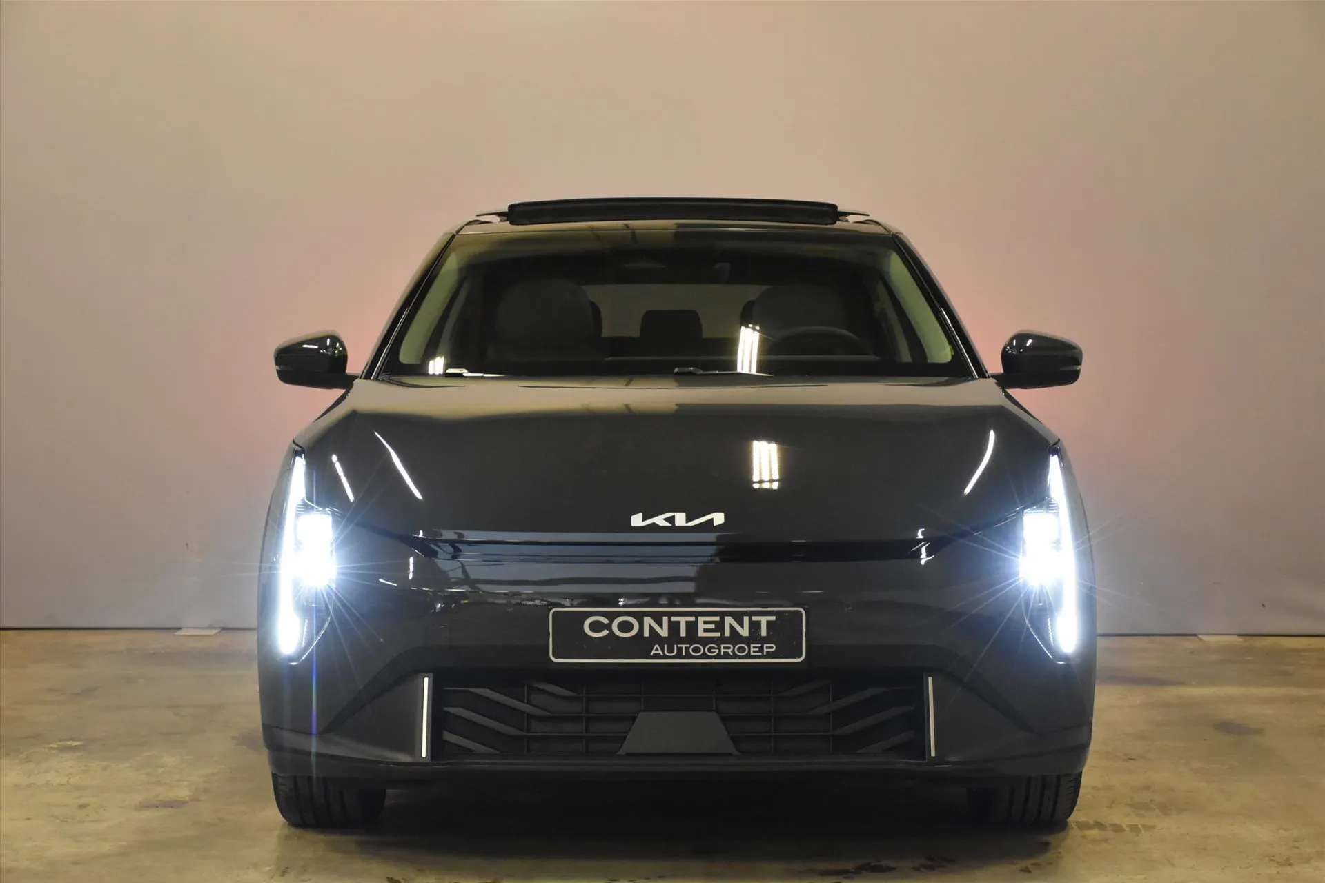 Kia EV4 met kenteken 72175 – achteraanzicht
