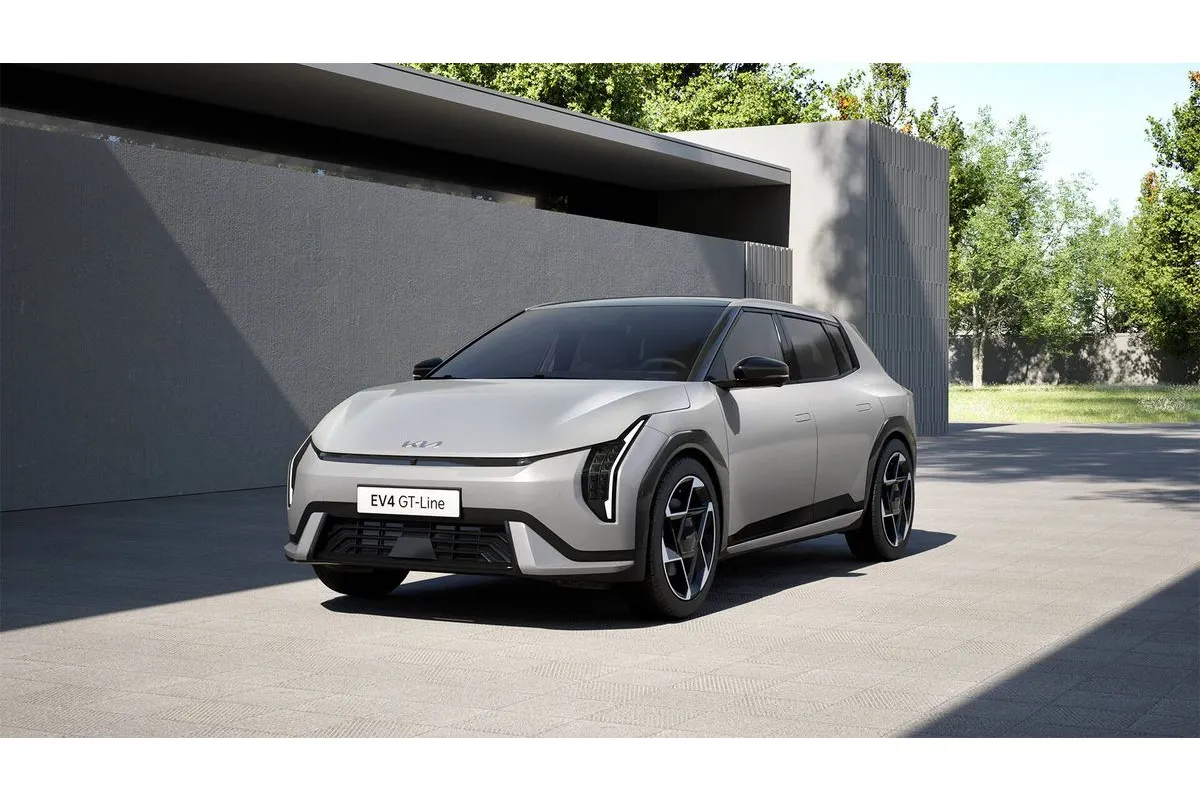 Kia EV4 met kenteken 72371 – vooraanzicht
