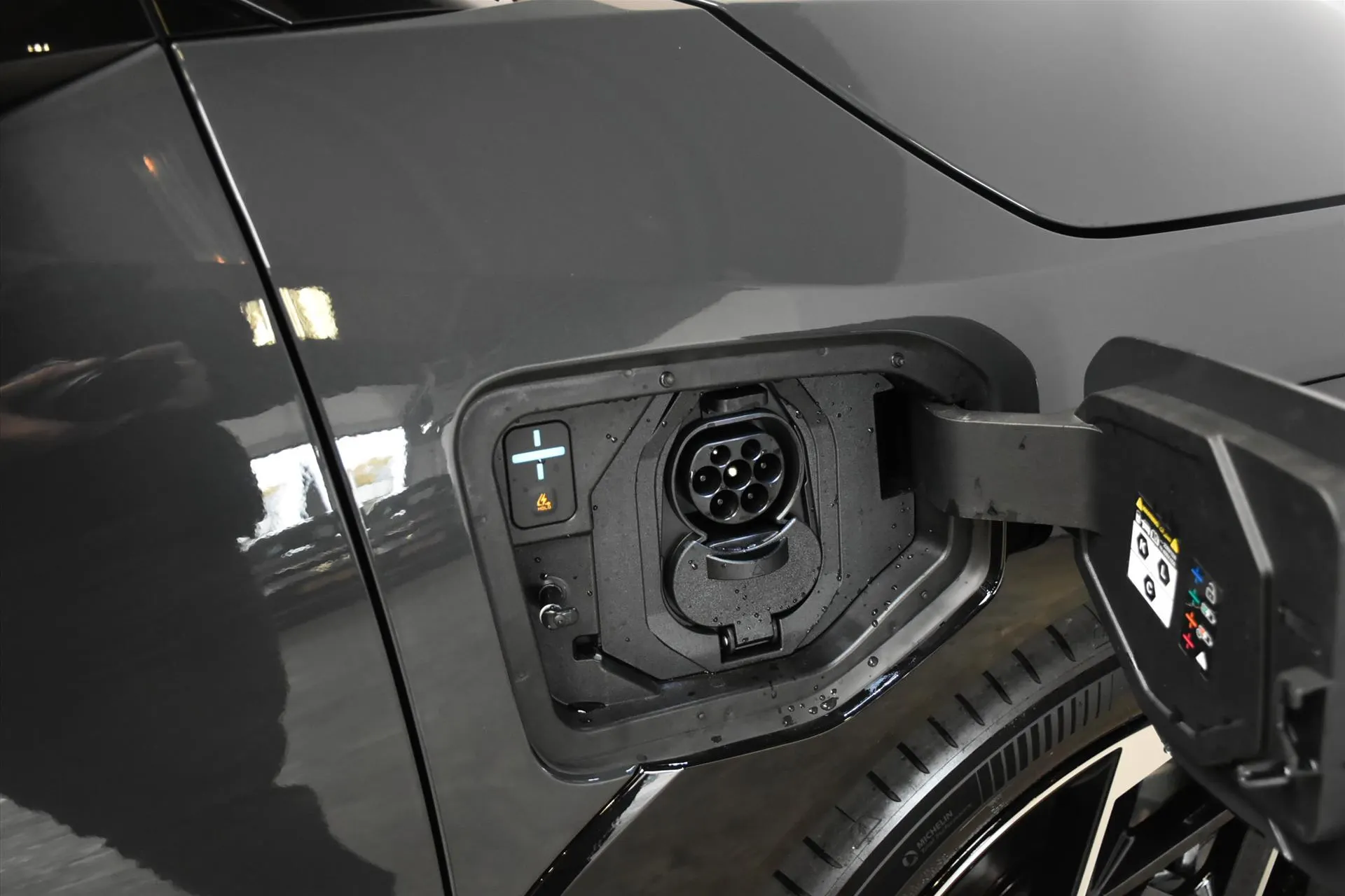 Kia EV4 met kenteken 72874 – achteraanzicht