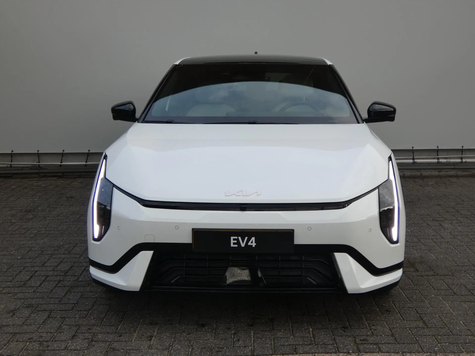 Kia EV4 met kenteken 73061 – achteraanzicht