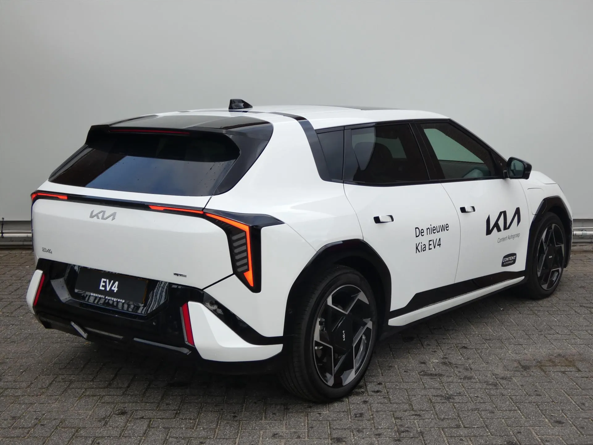 Kia EV4 met kenteken 73061 – dashboard
