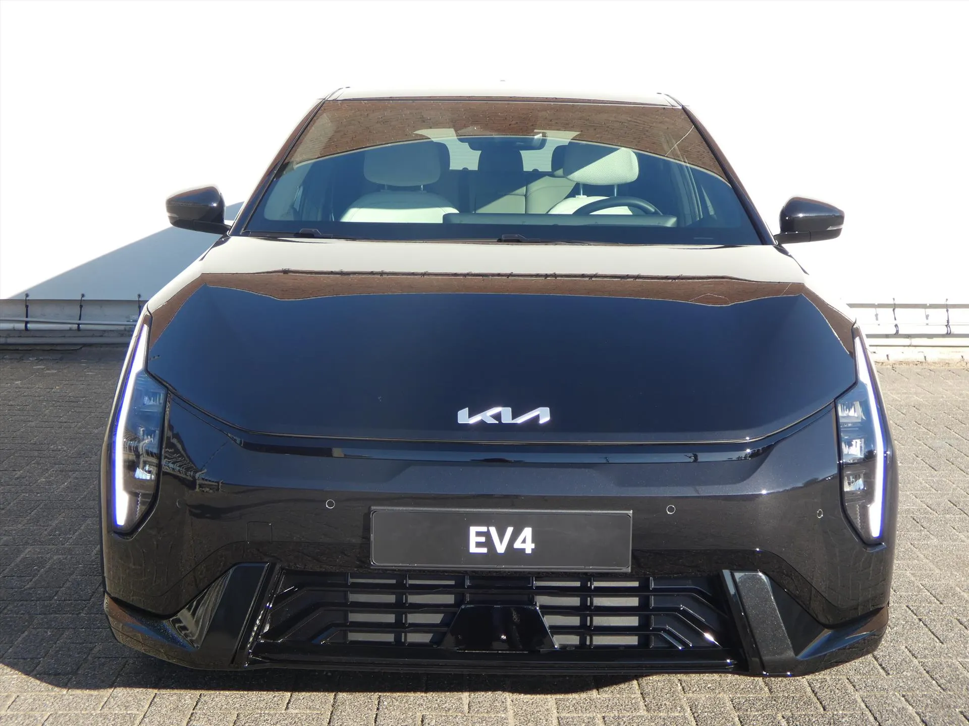 Kia EV4 met kenteken 73270 – achteraanzicht