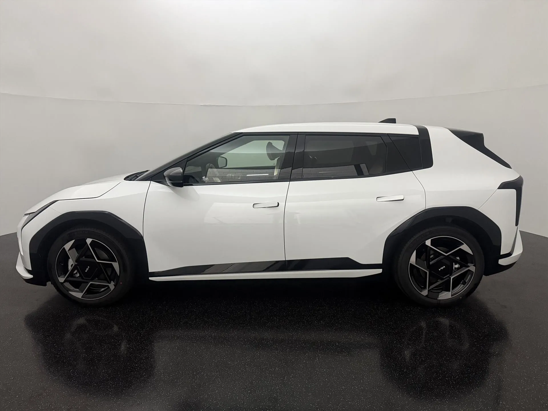 Kia EV4 met kenteken 73936 – achteraanzicht