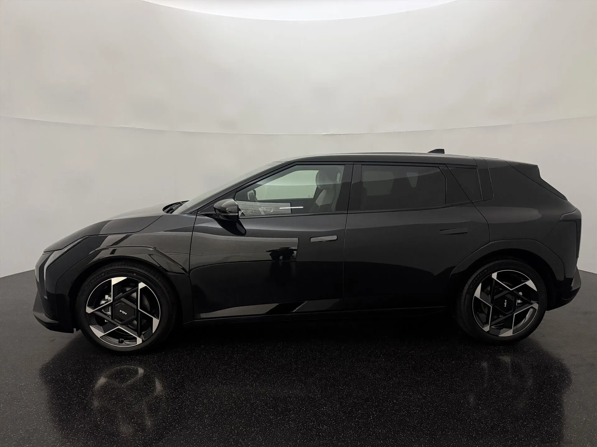 Kia EV4 met kenteken 73976 – achteraanzicht