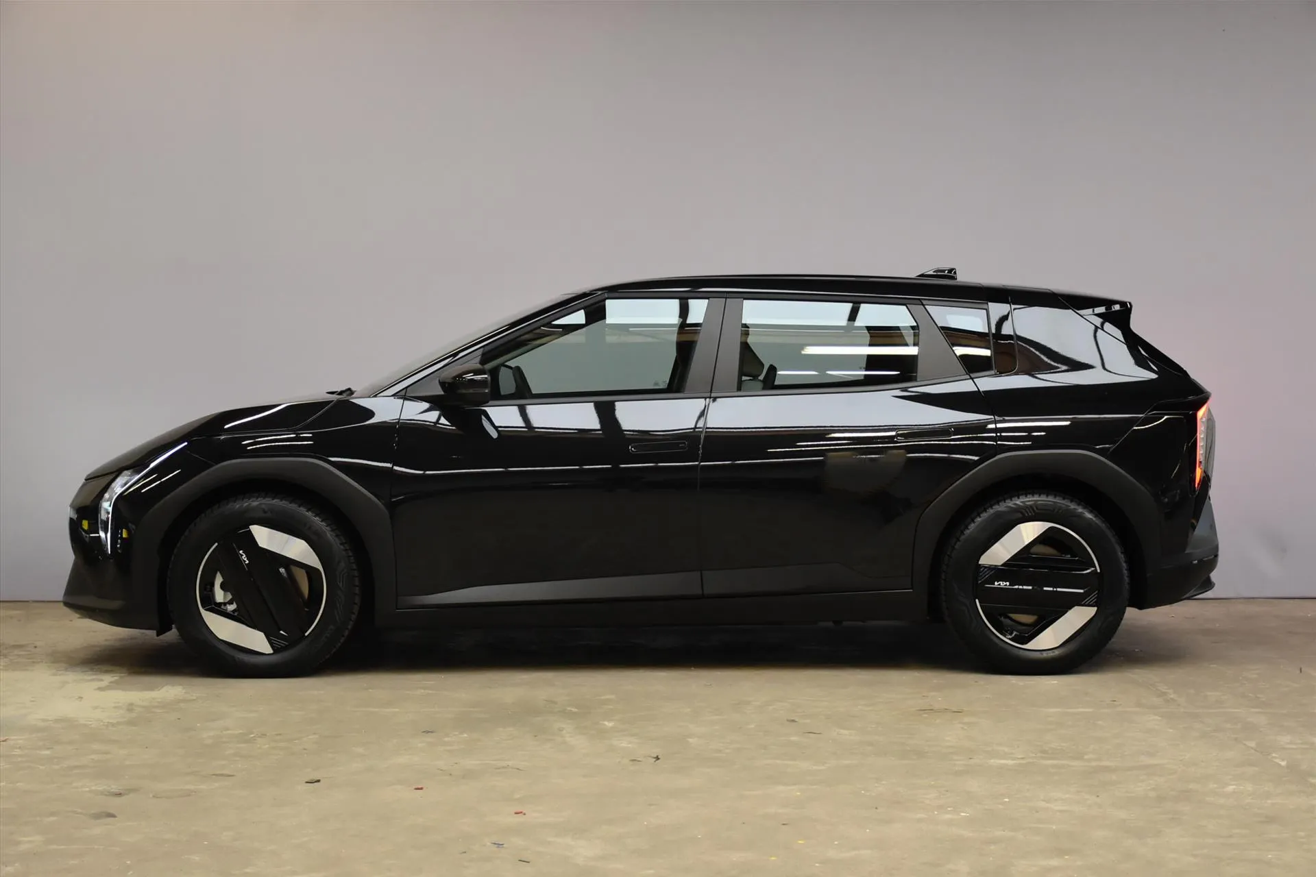 Kia EV4 met kenteken 74031 – achteraanzicht
