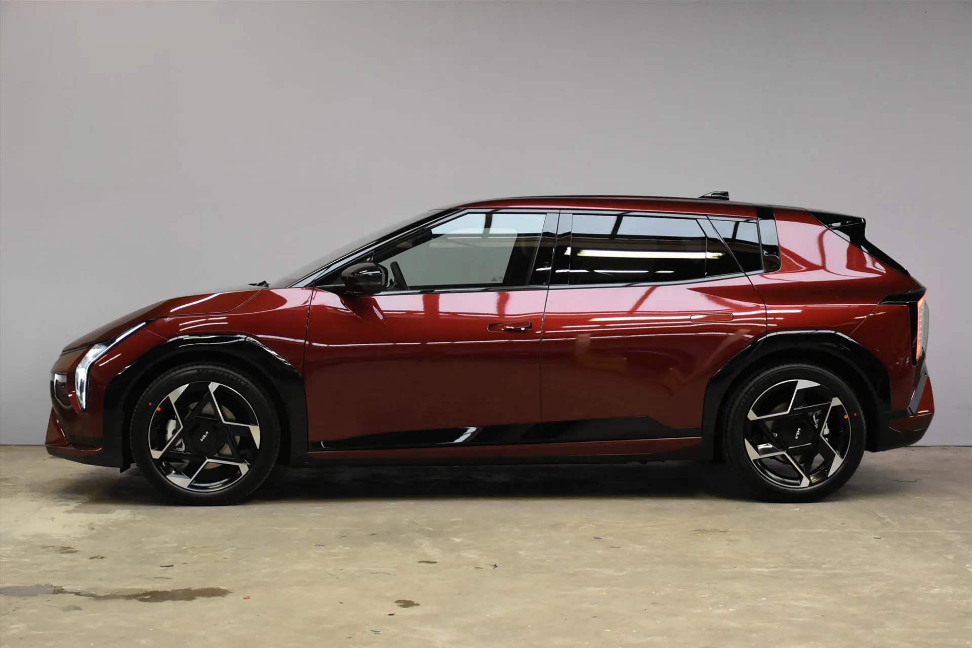 Kia EV4 met kenteken 74036 – achteraanzicht