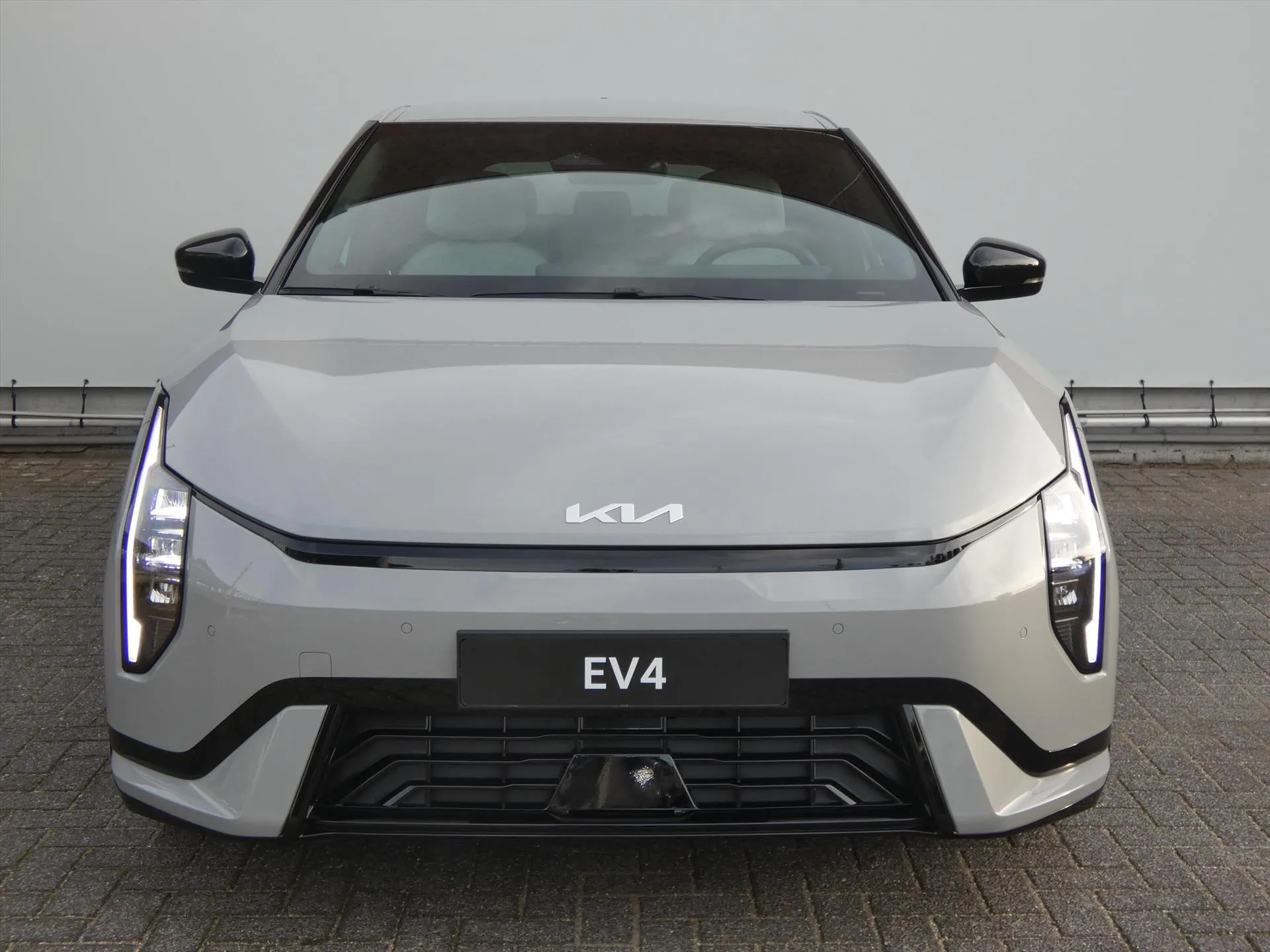 Kia EV4 met kenteken 74346 – achteraanzicht