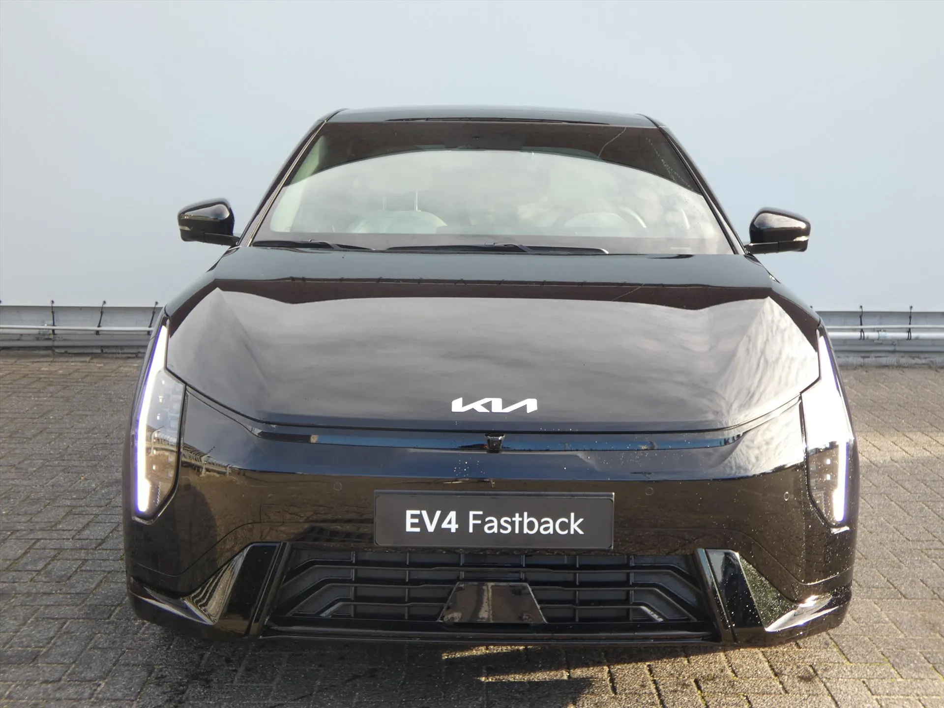 Kia EV4 met kenteken 74349 – achteraanzicht