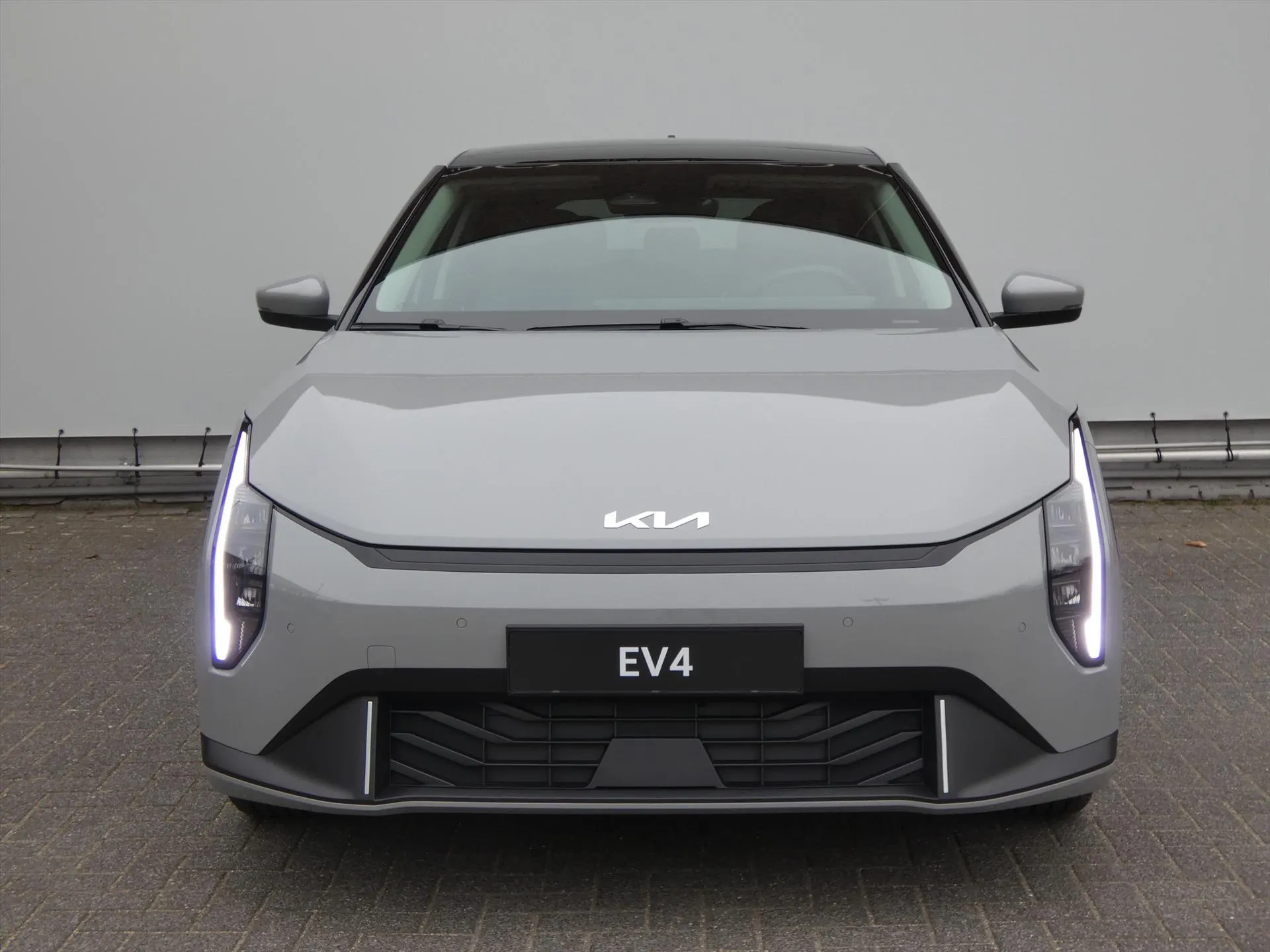 Kia EV4 met kenteken 74712 – achteraanzicht