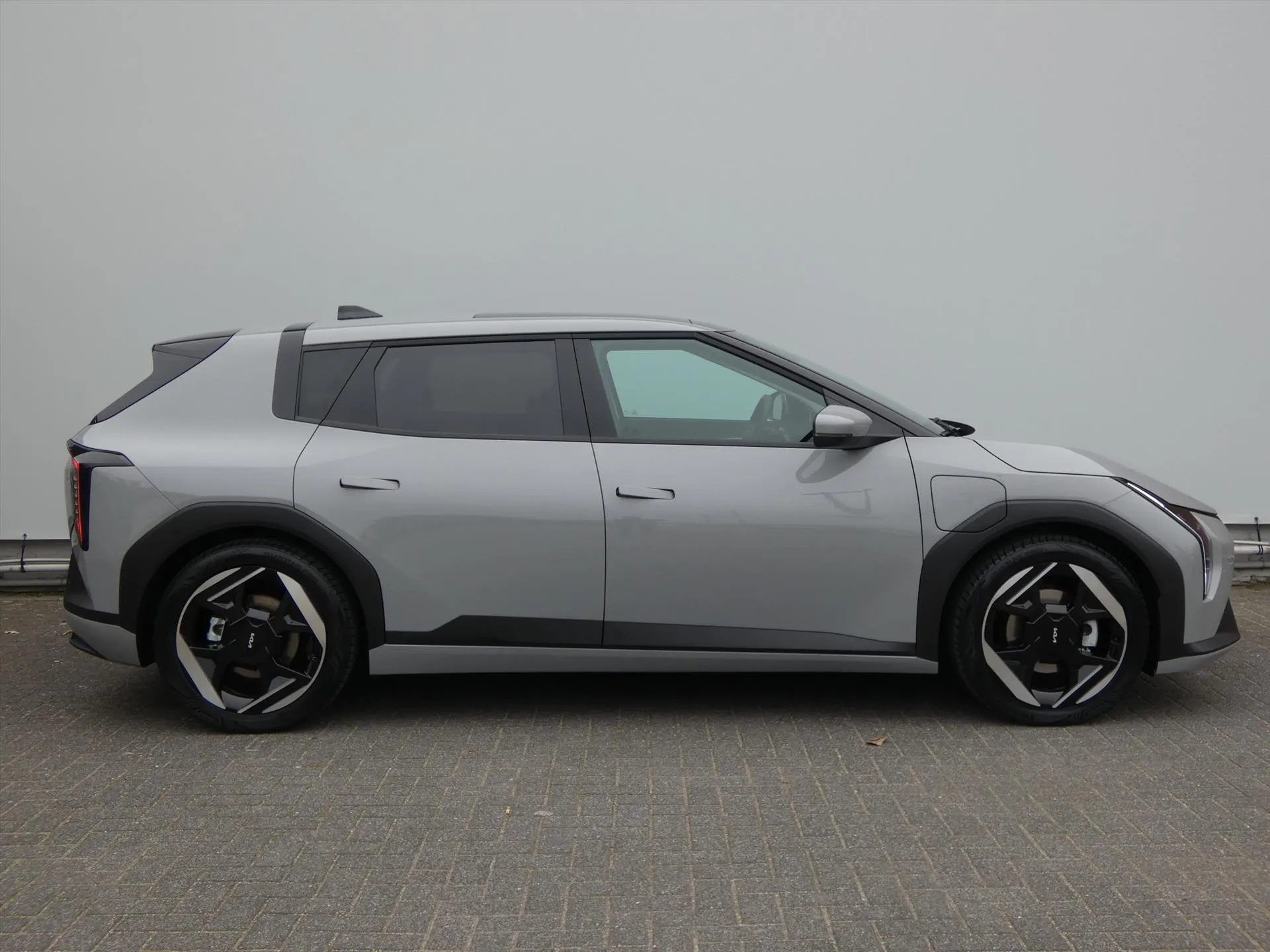 Kia EV4 met kenteken 74712 – dashboard