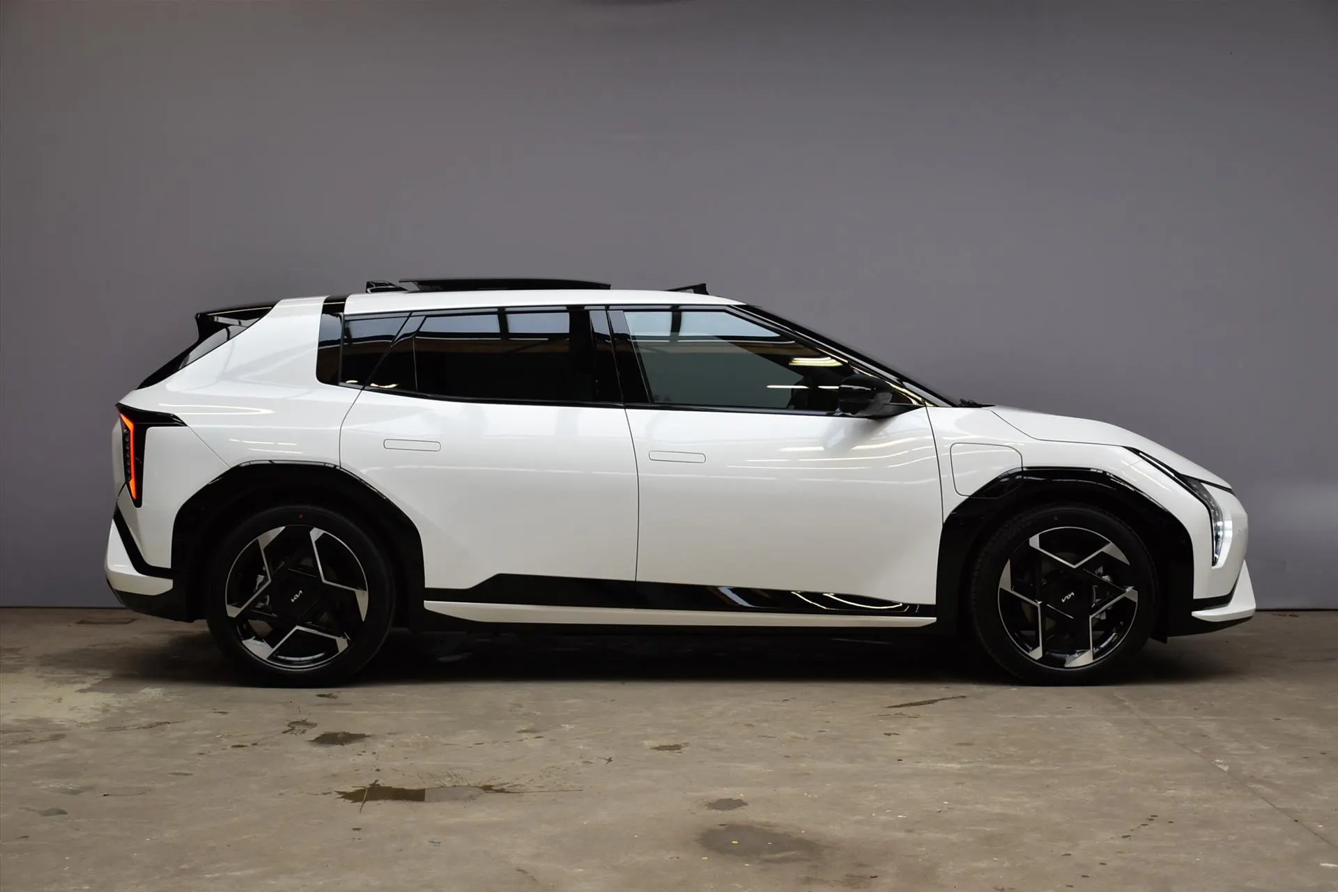 Kia EV4 met kenteken 75266 – achteraanzicht