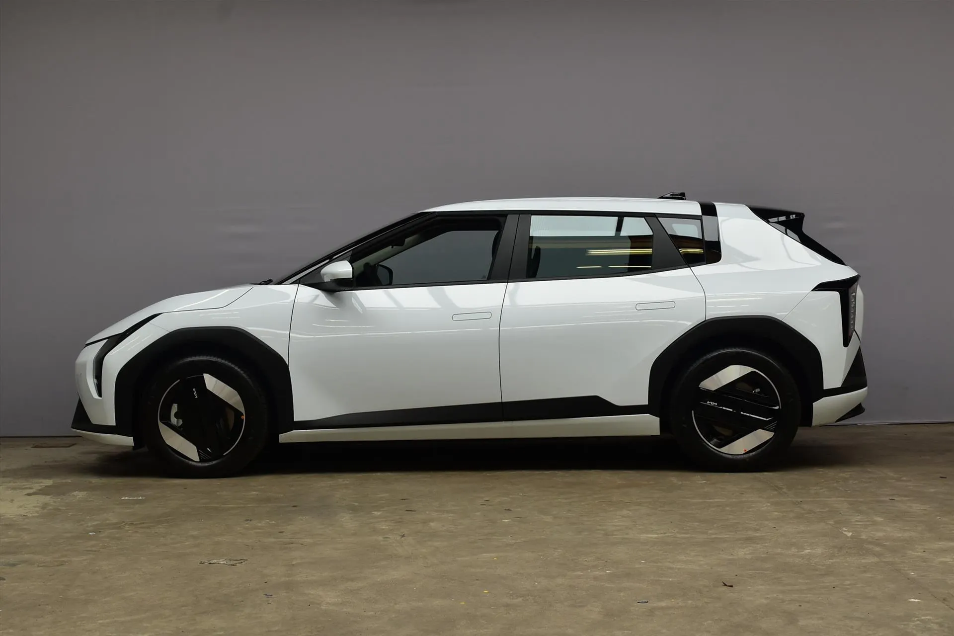 Kia EV4 met kenteken 77820 – achteraanzicht
