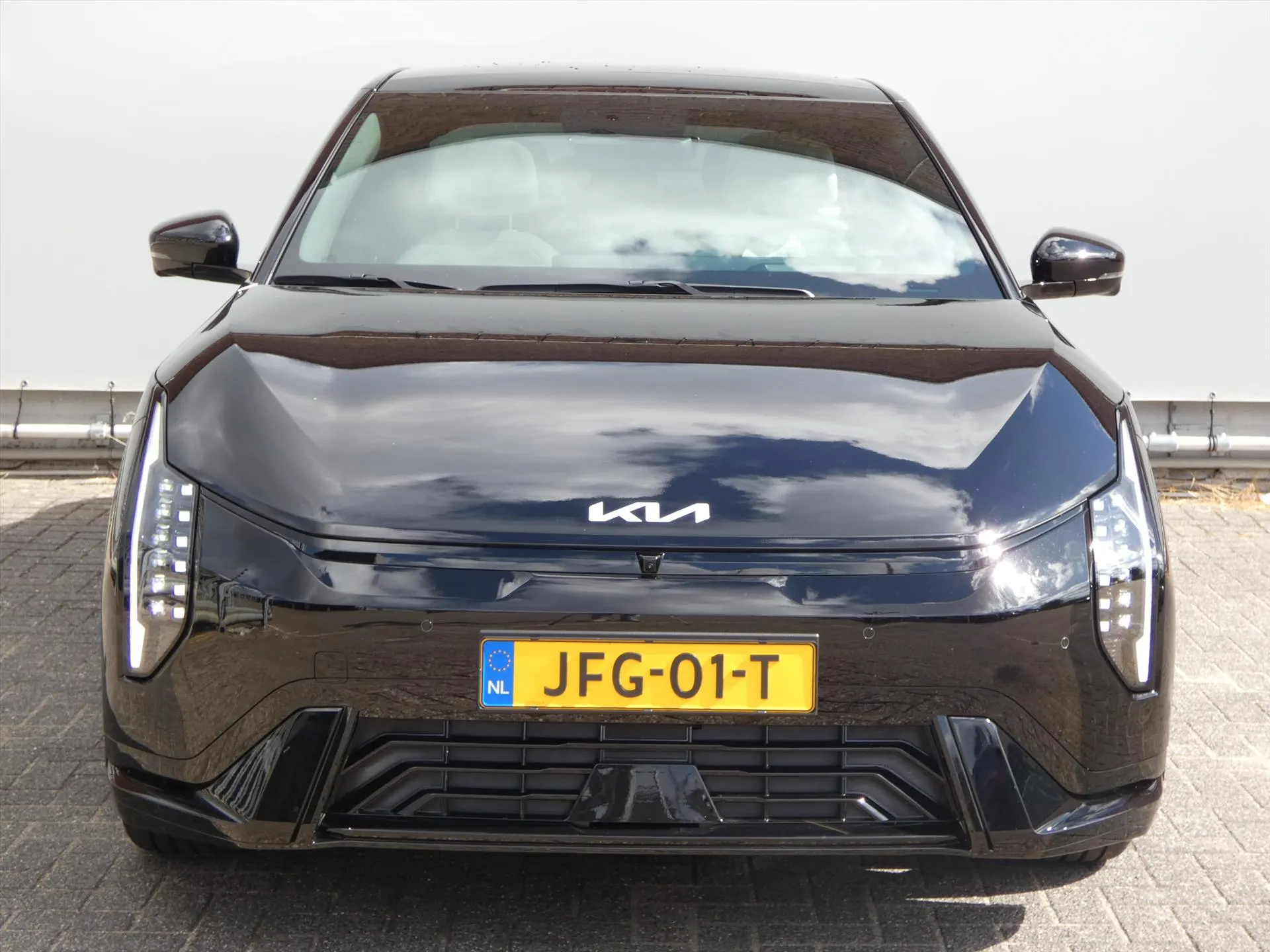 Kia EV4 met kenteken JFG-01-T – achteraanzicht