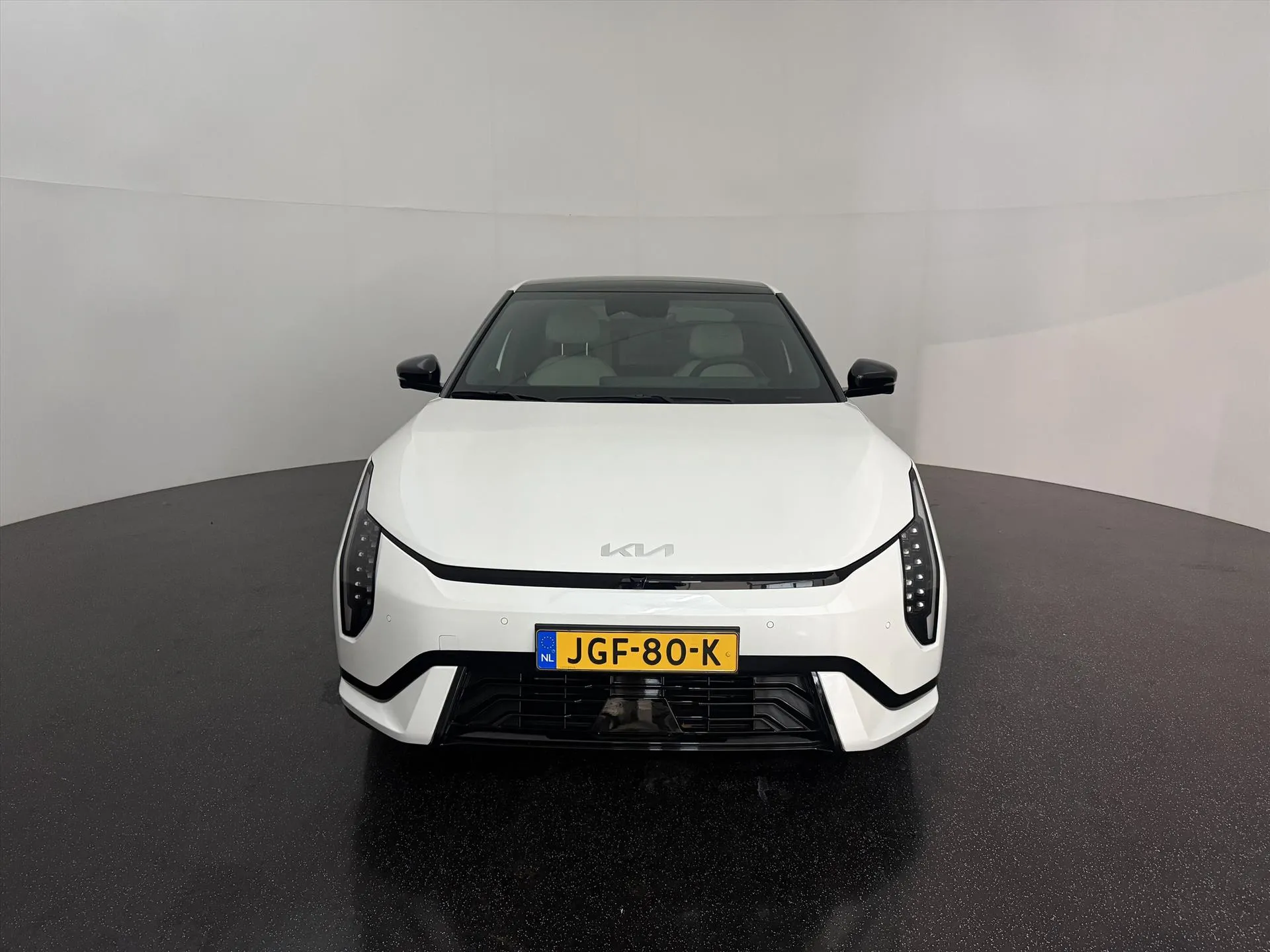 Kia EV4 met kenteken JGF-80-K – achteraanzicht
