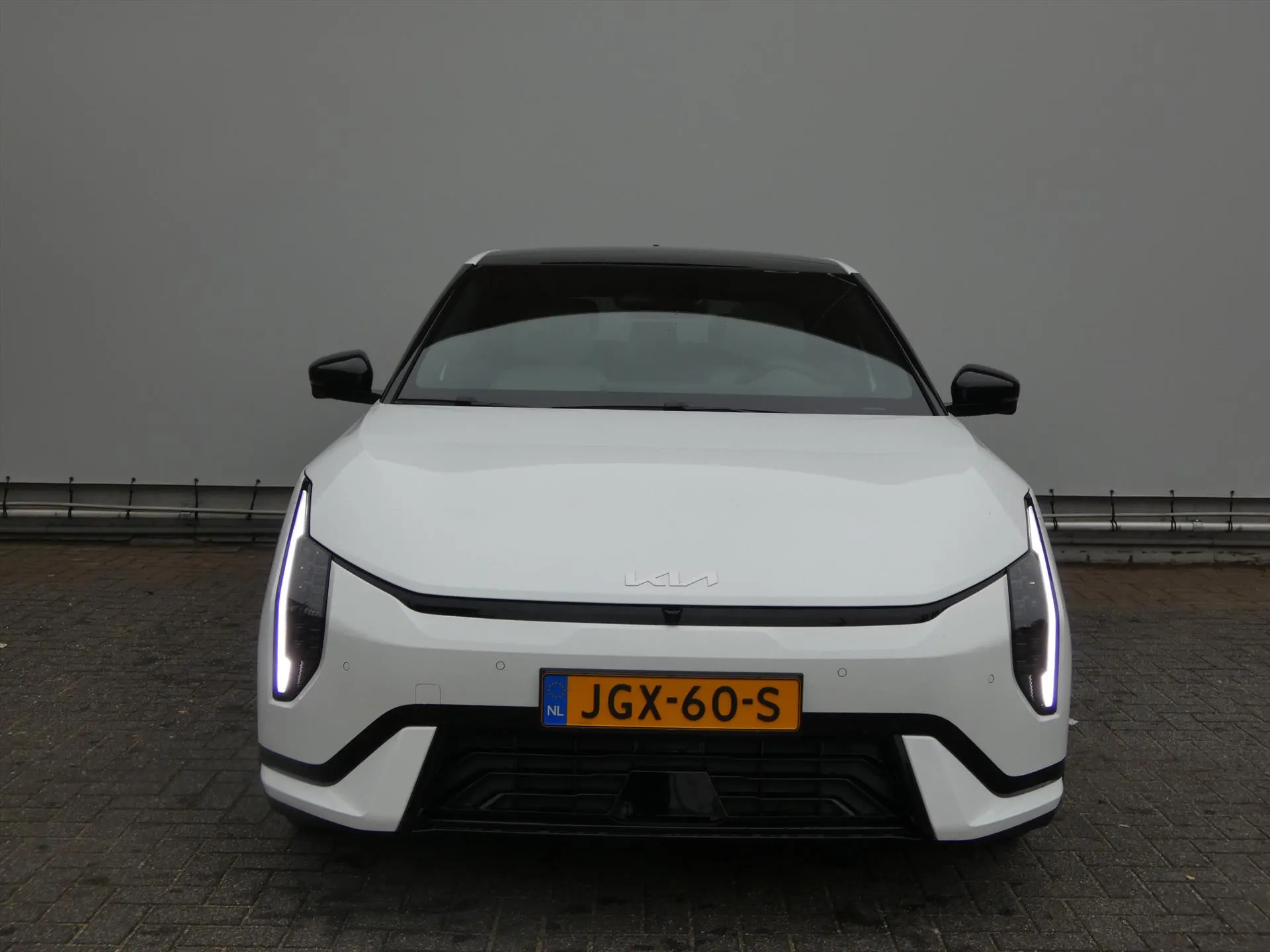 Kia EV4 met kenteken JGX-60-S – achteraanzicht
