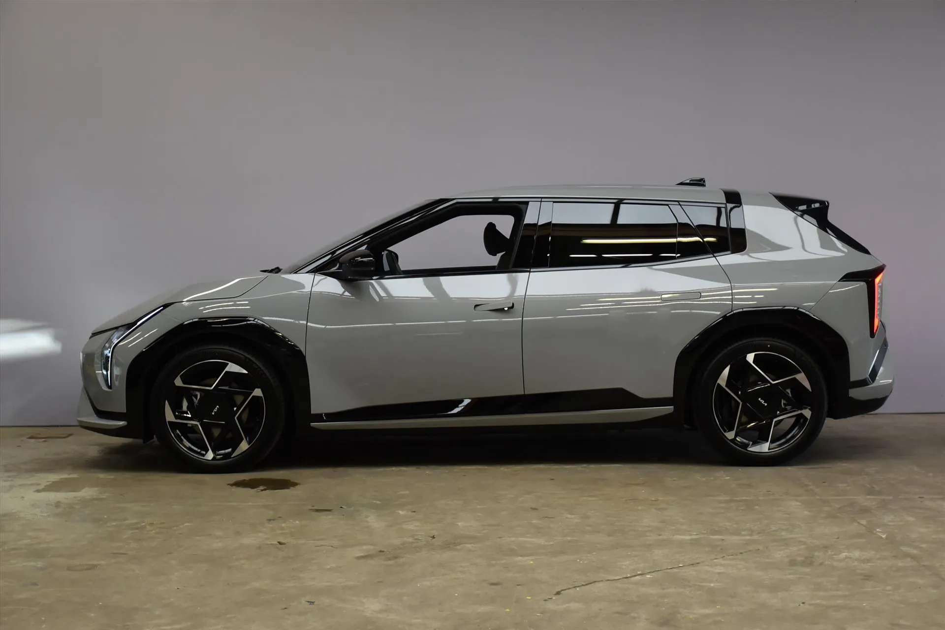 Kia EV4 met kenteken JSX-84-T – achteraanzicht