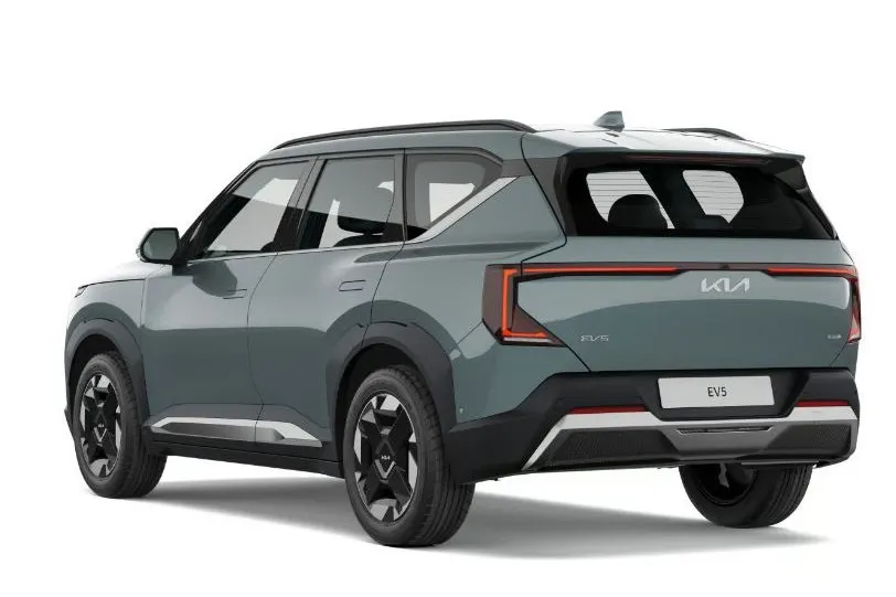 Kia EV5 met kenteken 72205 – achteraanzicht