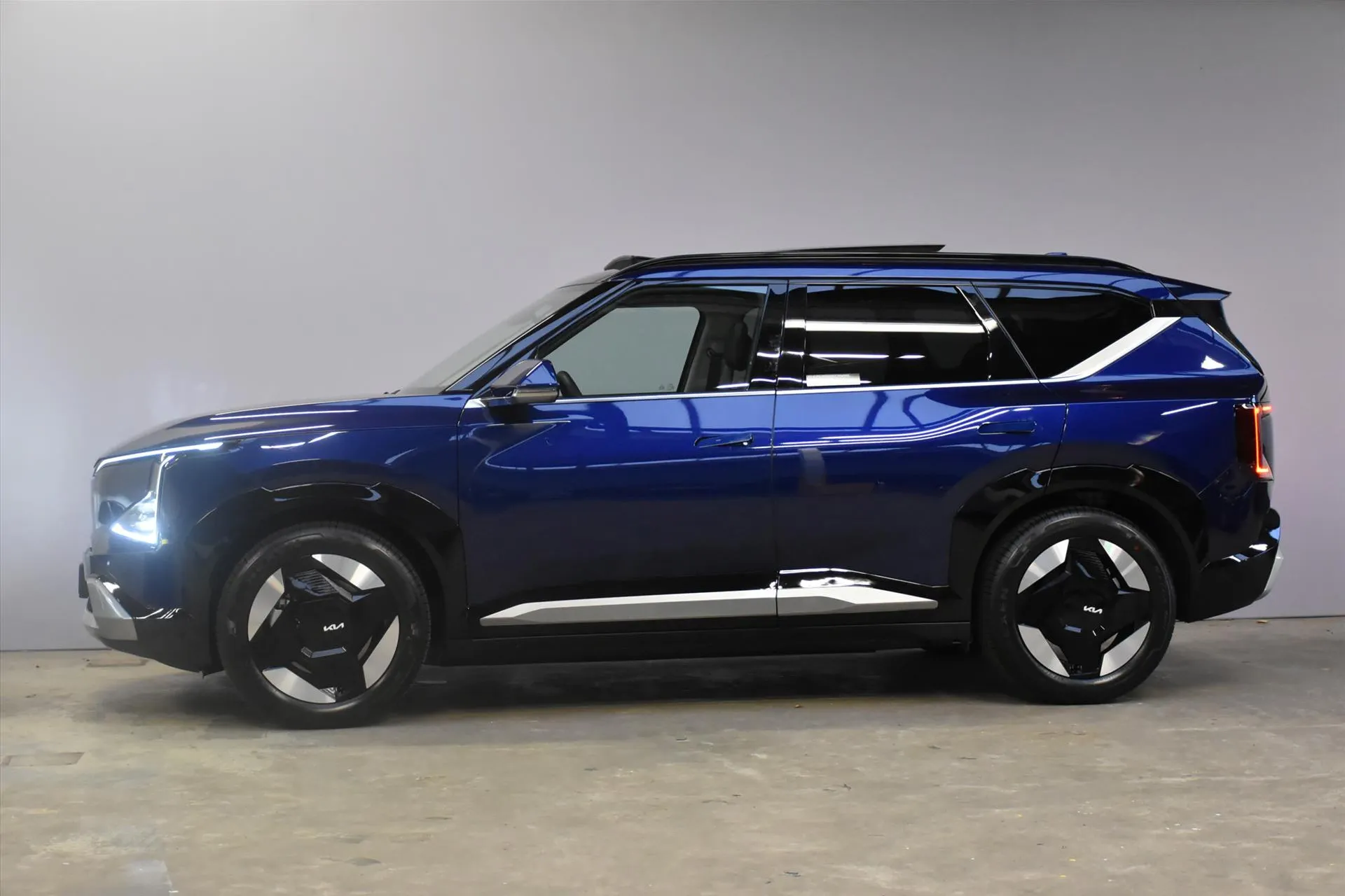 Kia EV5 met kenteken 72299 – achteraanzicht