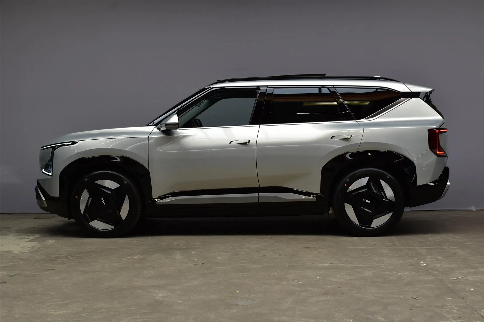 Kia EV5 met kenteken 72300 – achteraanzicht