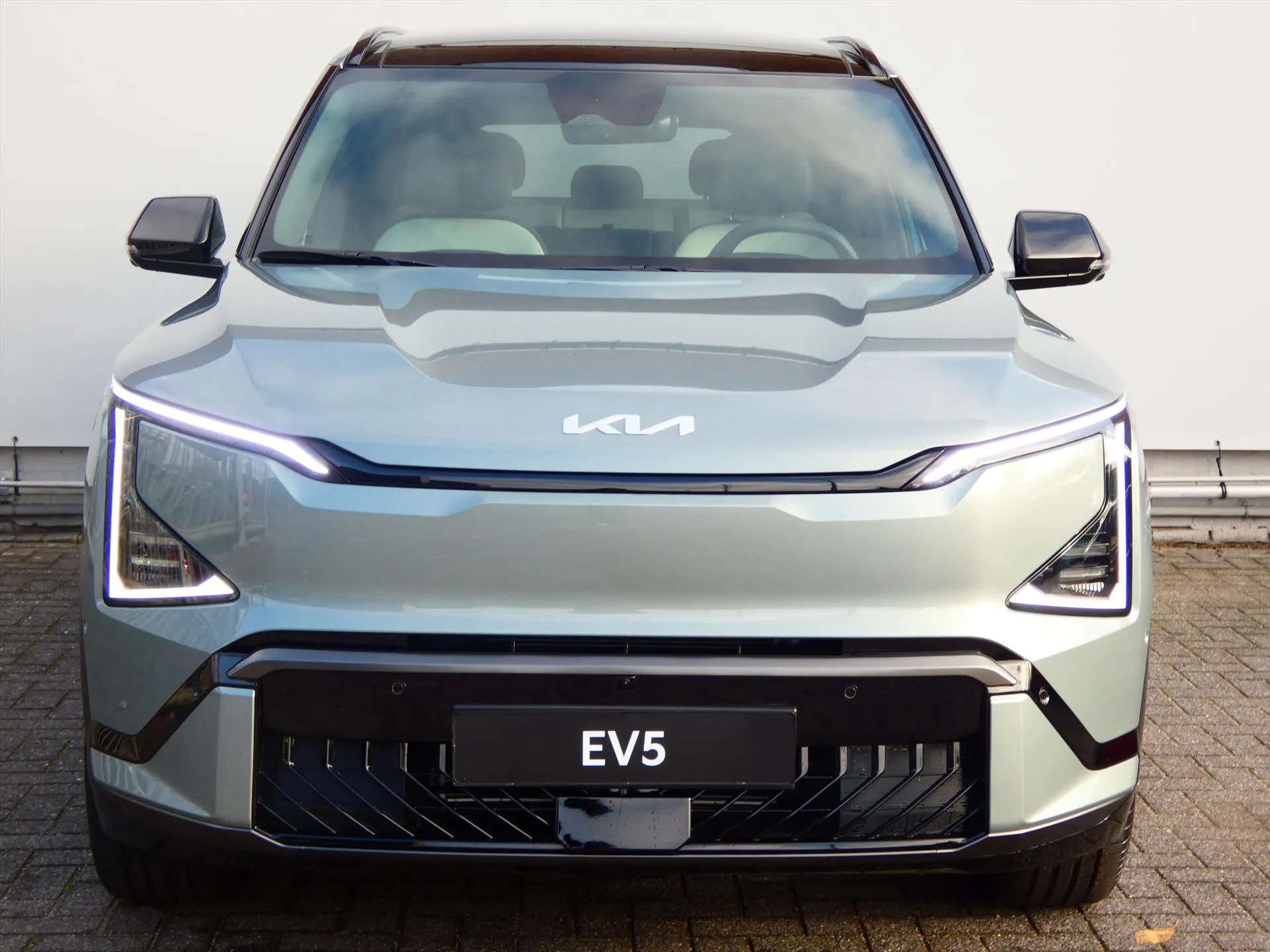 Kia EV5 met kenteken 73516 – achteraanzicht