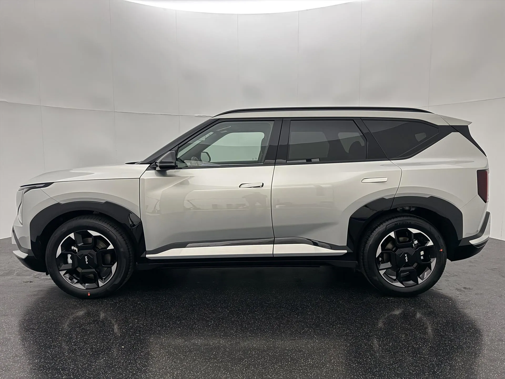Kia EV5 met kenteken 76282 – achteraanzicht