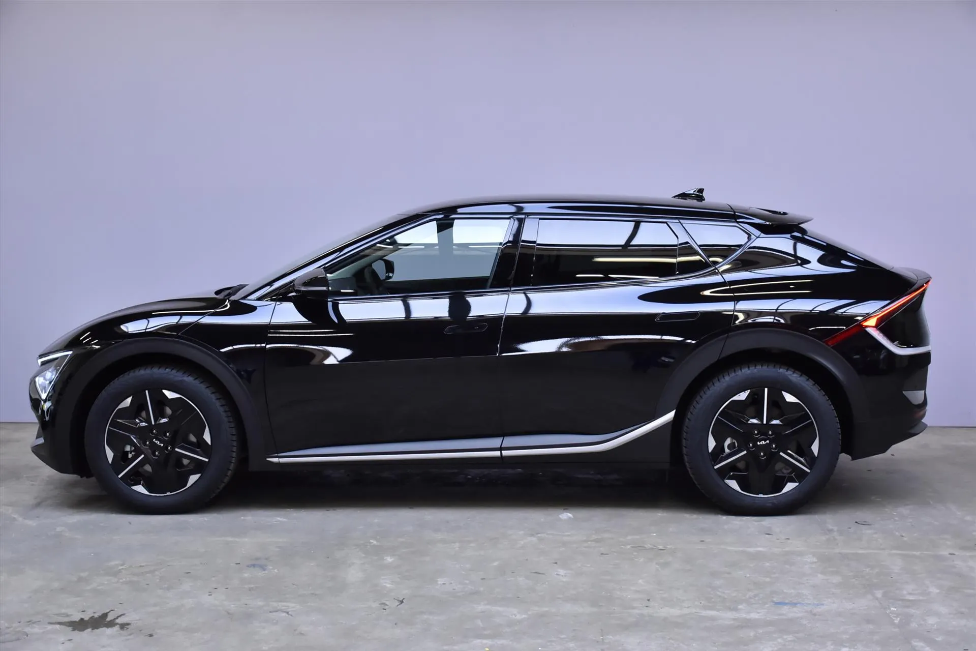 Kia EV6 met kenteken 64857 – achteraanzicht
