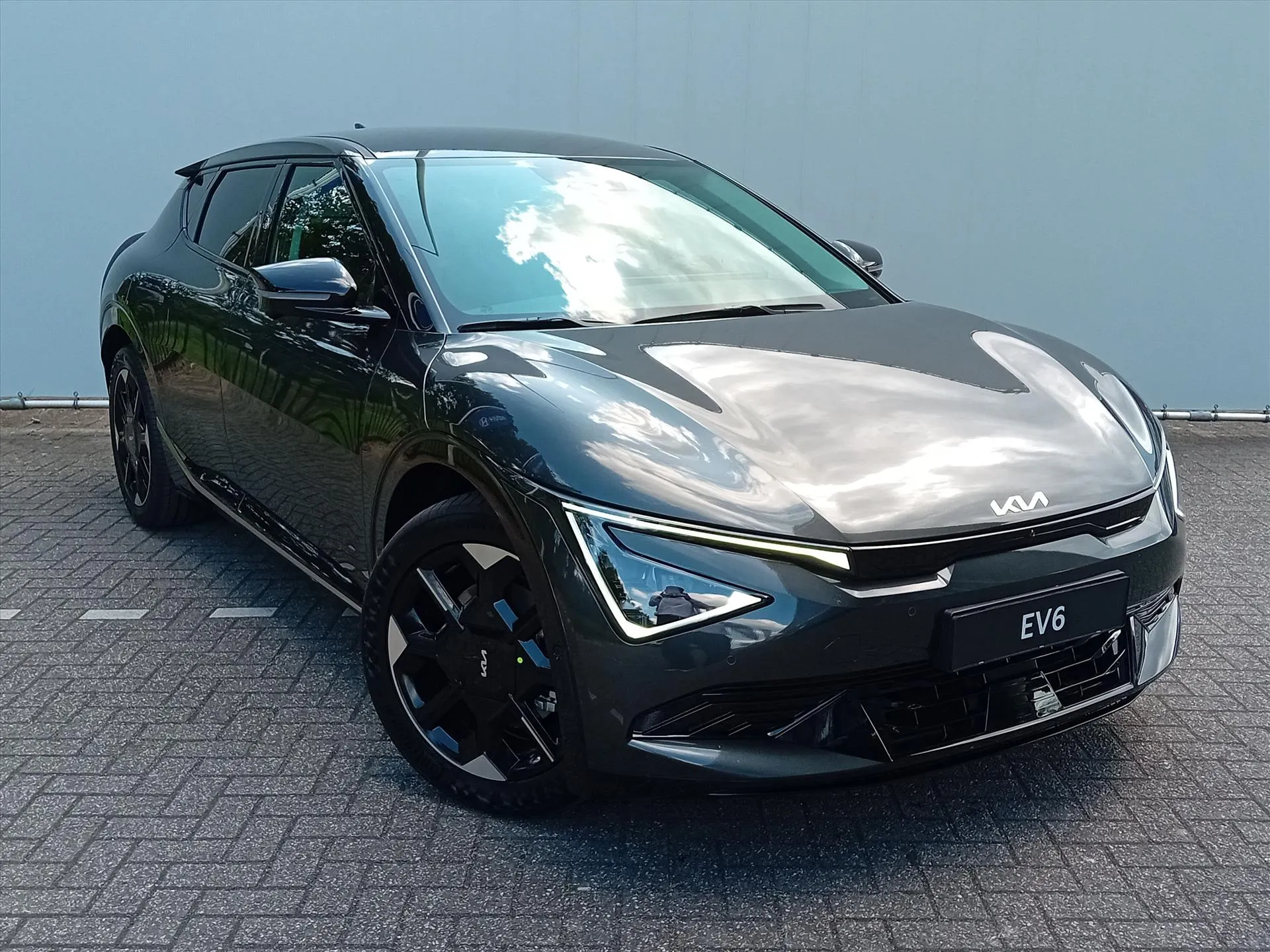 Kia EV6 met kenteken 70041 – achteraanzicht