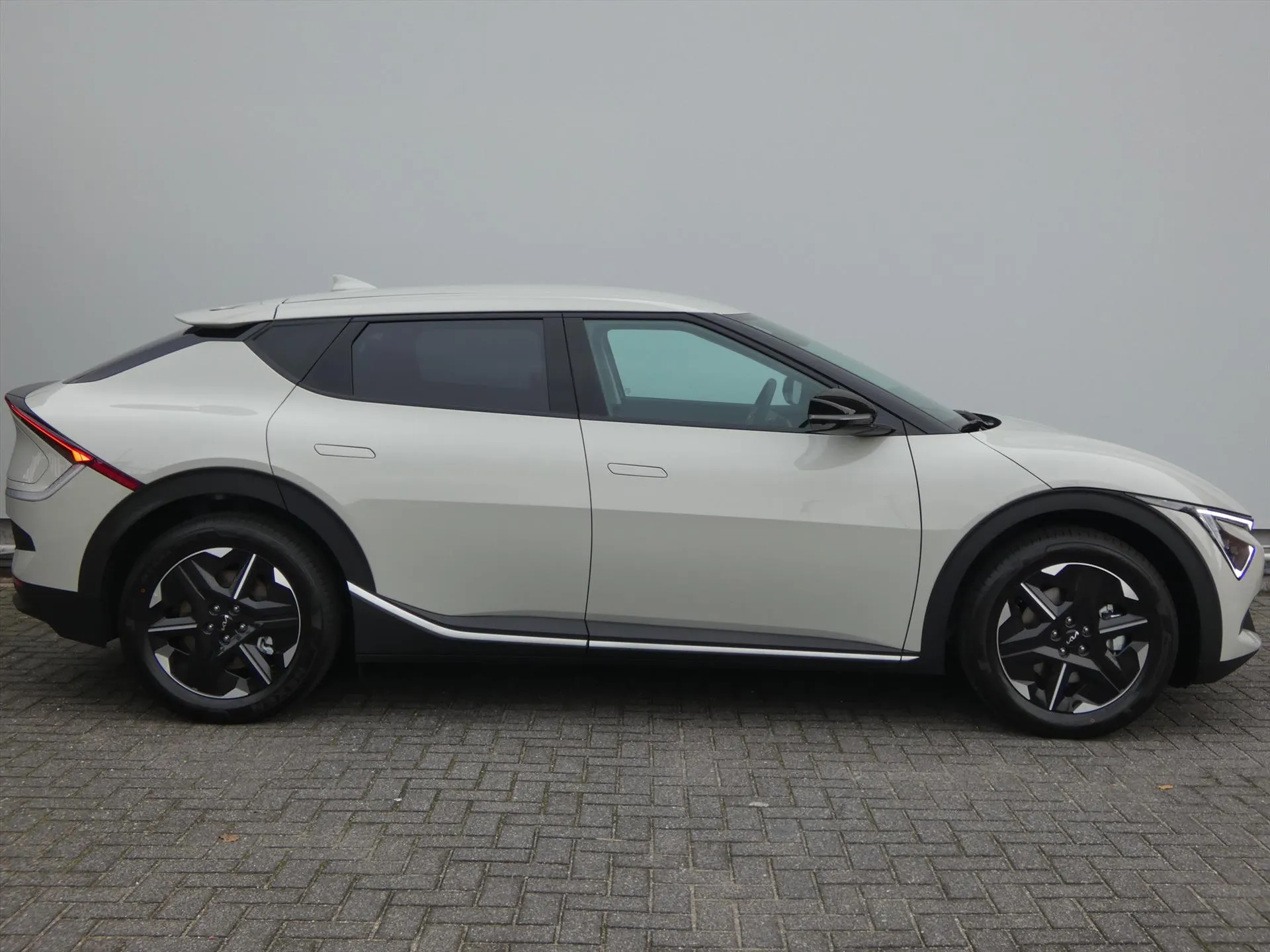 Kia EV6 met kenteken 74350 – dashboard