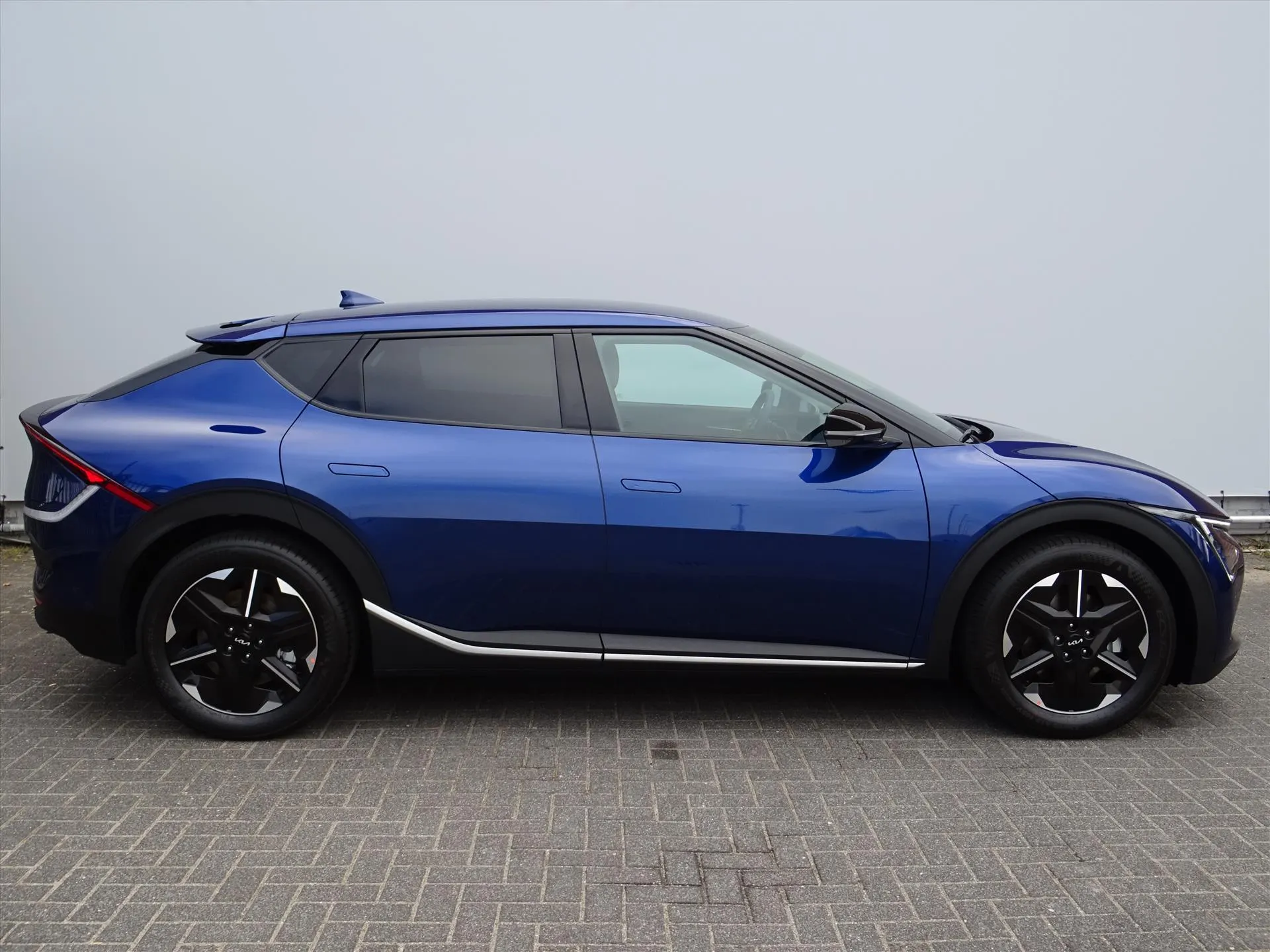 Kia EV6 met kenteken 74351 – dashboard