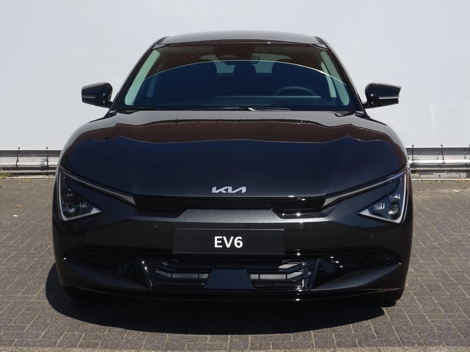 Kia EV6 met kenteken 74352 – achteraanzicht