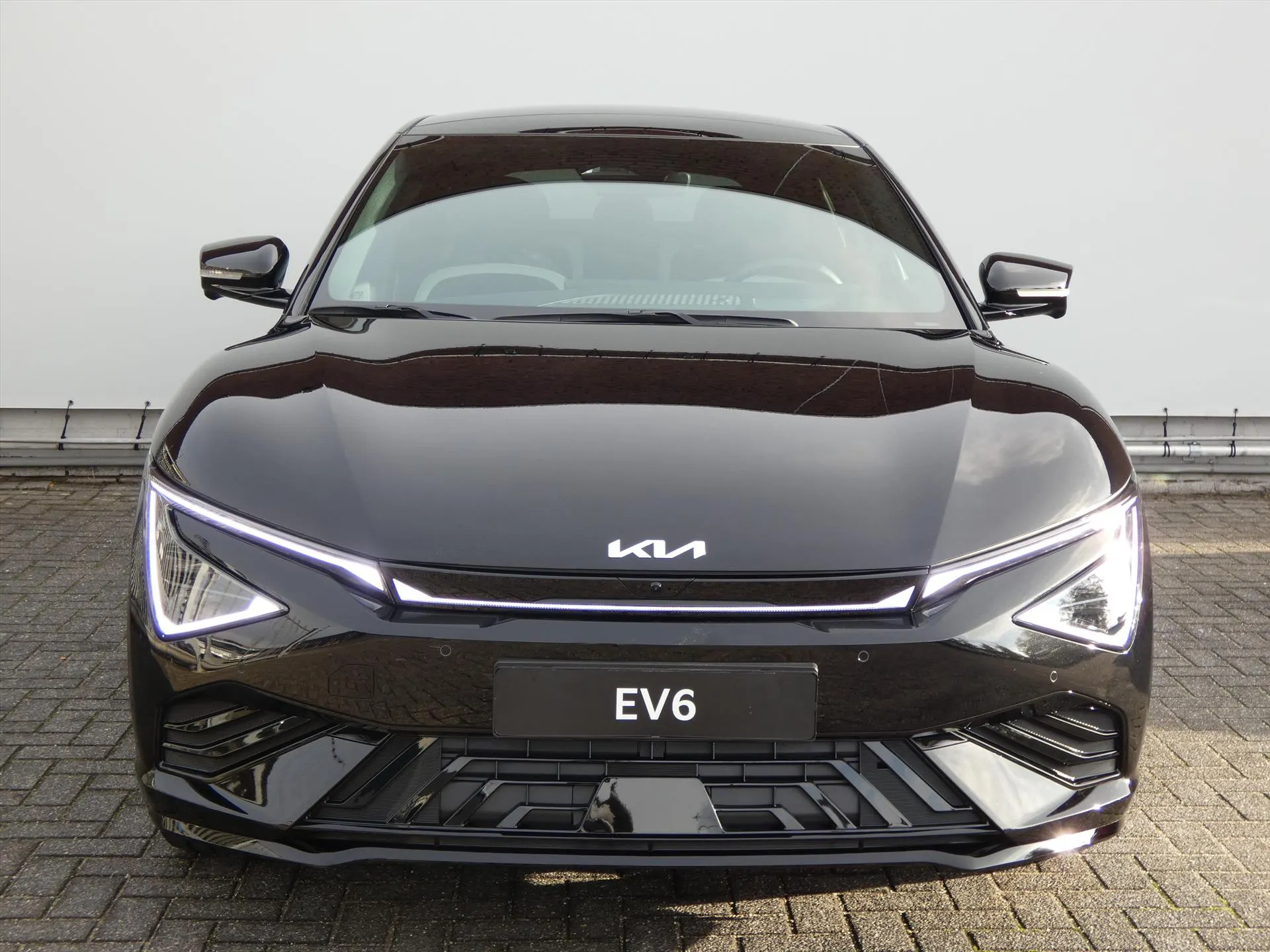 Kia EV6 met kenteken 74354 – achteraanzicht
