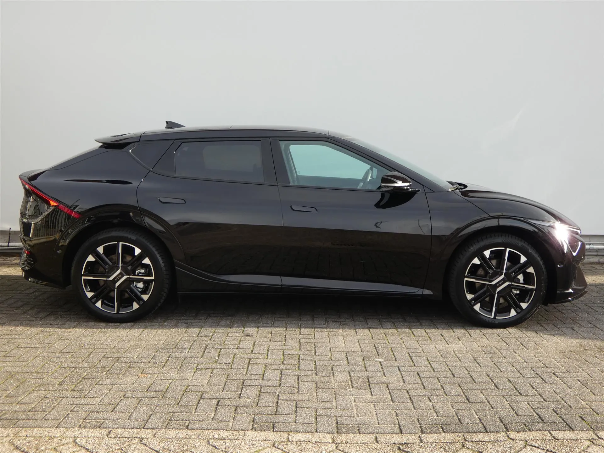 Kia EV6 met kenteken 74354 – dashboard