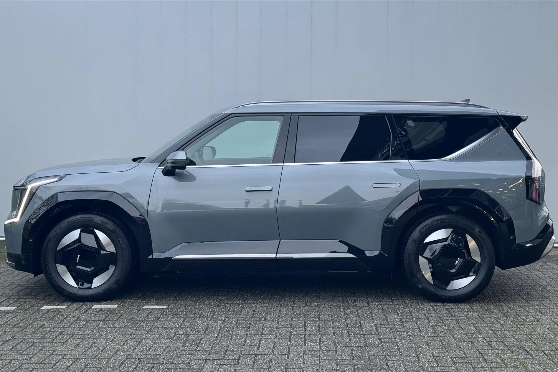 Kia EV9 met kenteken 57450 – achteraanzicht