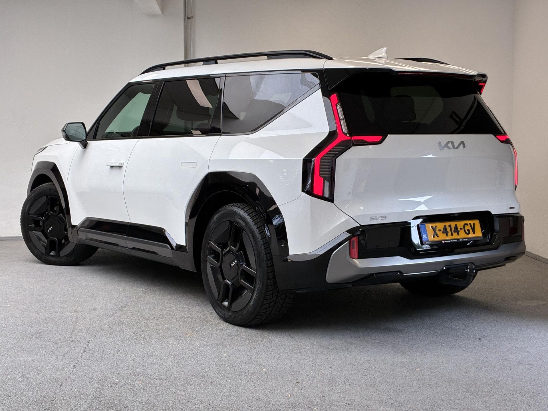 Kia EV9 met kenteken X-414-GV – achteraanzicht