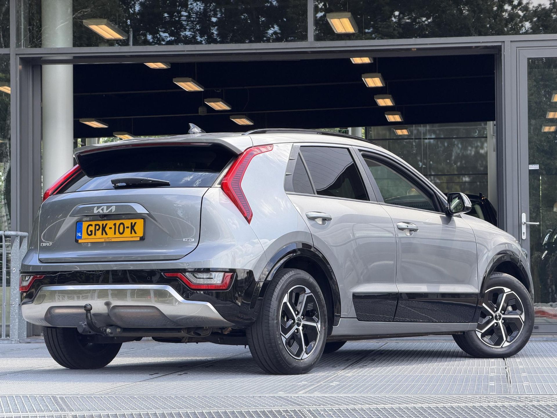 Kia Niro met kenteken GPK-10-K – achteraanzicht