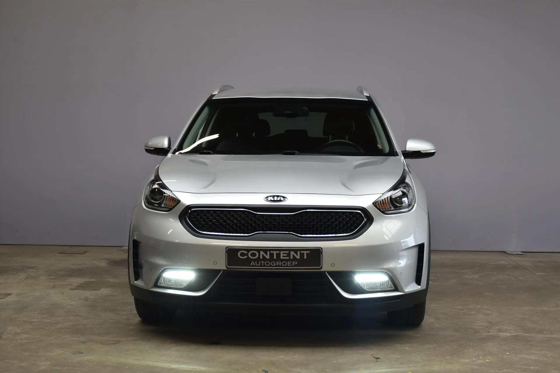 Kia Niro met kenteken JKR-86-D – achteraanzicht