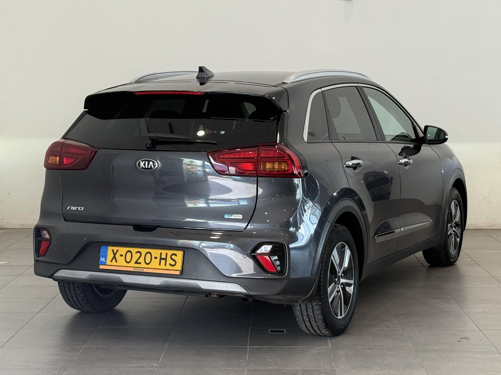 Kia Niro met kenteken X-020-HS – achteraanzicht