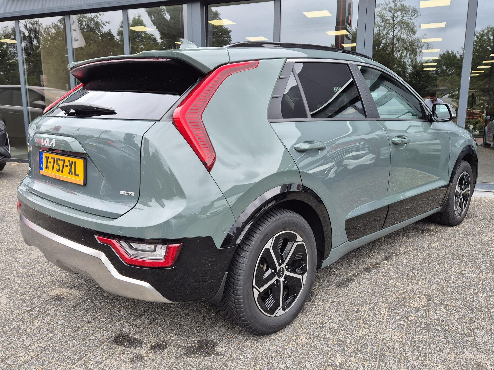 Kia Niro met kenteken X-757-XL – achteraanzicht